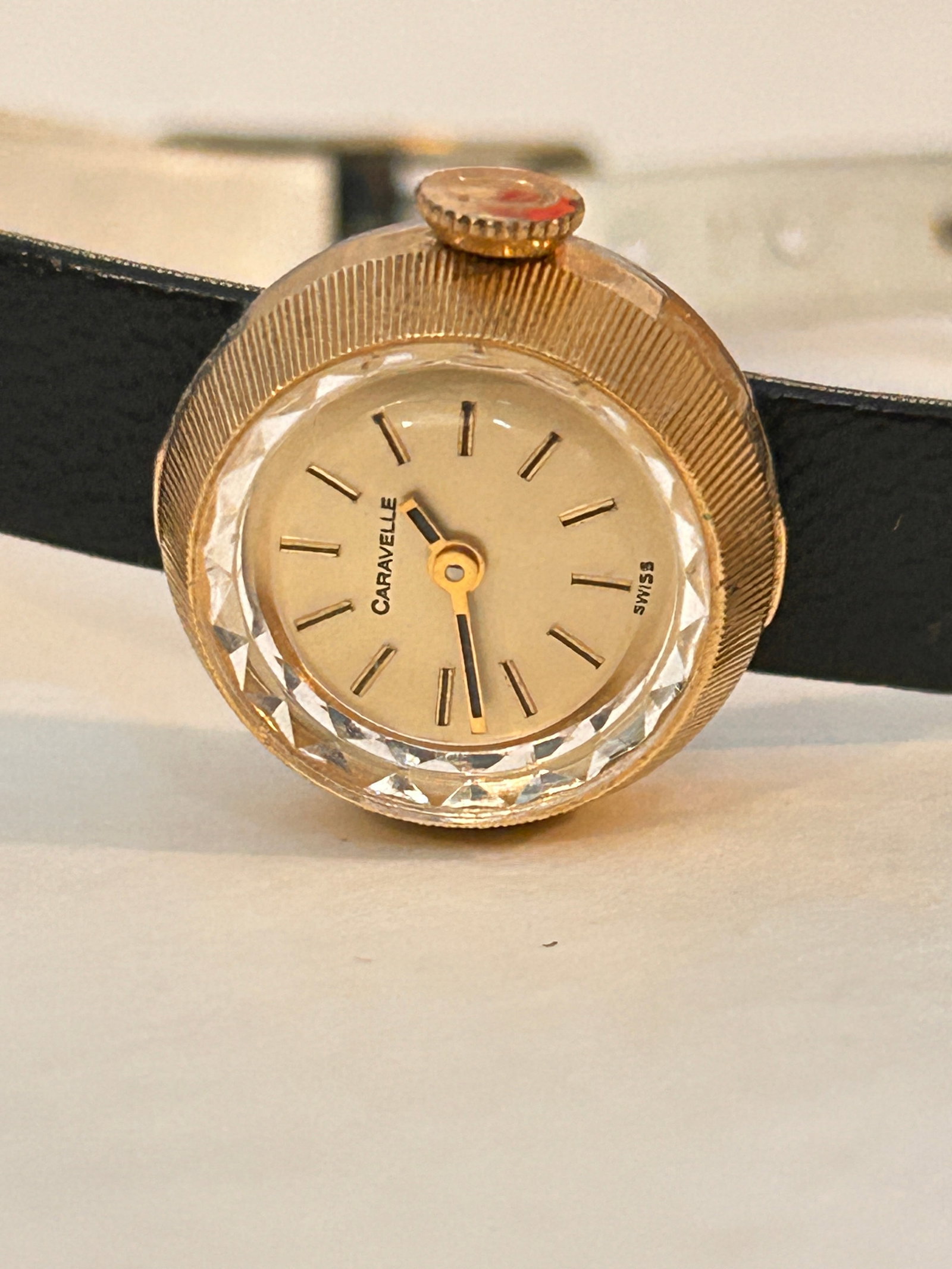 Vintage Caravelle Hand Wind Mech Watch Runs: Vintage Caravelle Hand Wind Mech Watch Runs Please view all photos as they are part of the description and condition of this Item, Feel free to contact me with questions or picture requests! Used Item