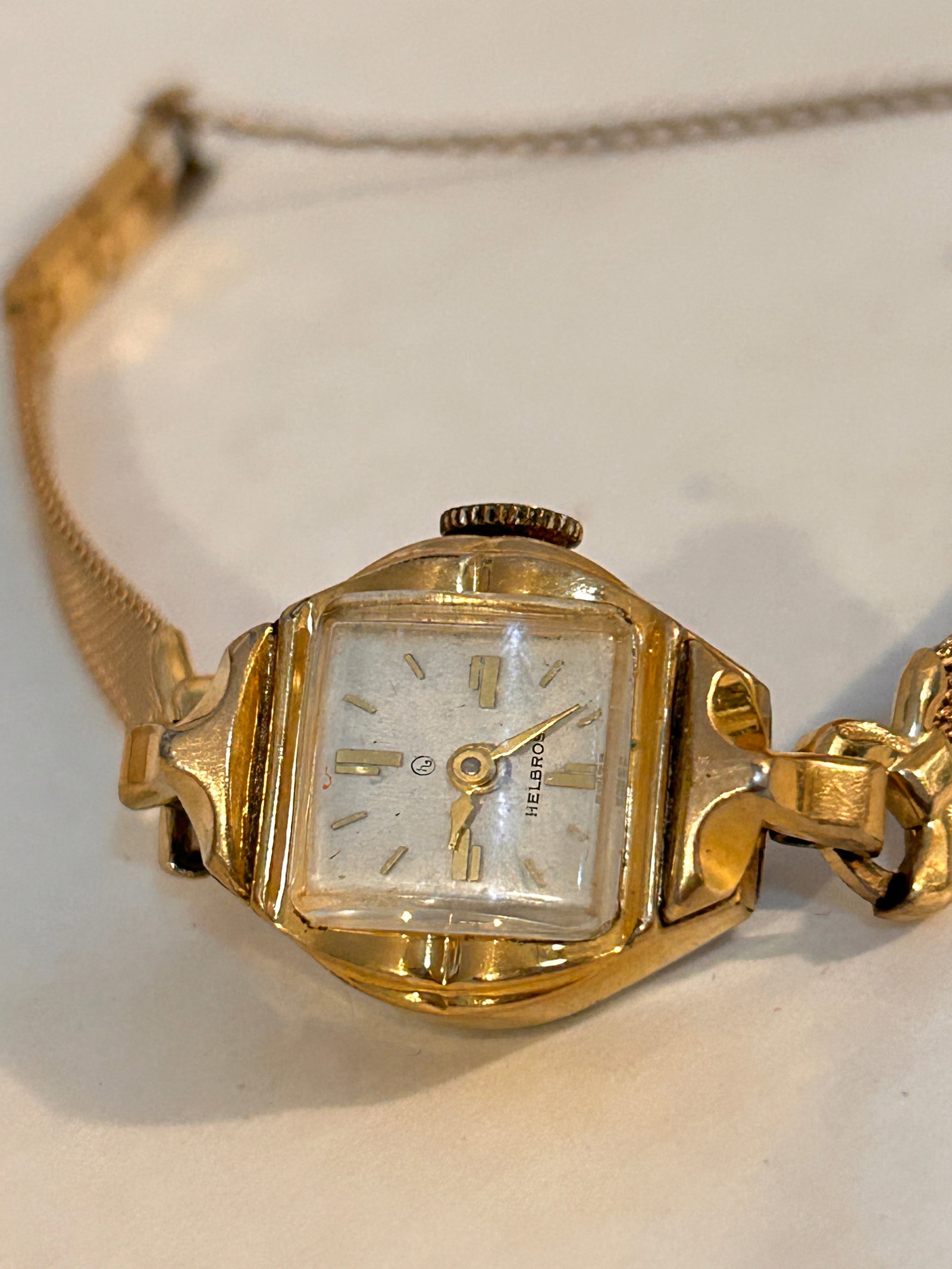 Vintage Helbros mech 10k gold filled working watch: Vintage Helbros mech 10k gold filled working watch Please view all photos as they are part of the description and condition of this Item, Feel free to contact me with questions or picture requests! Us