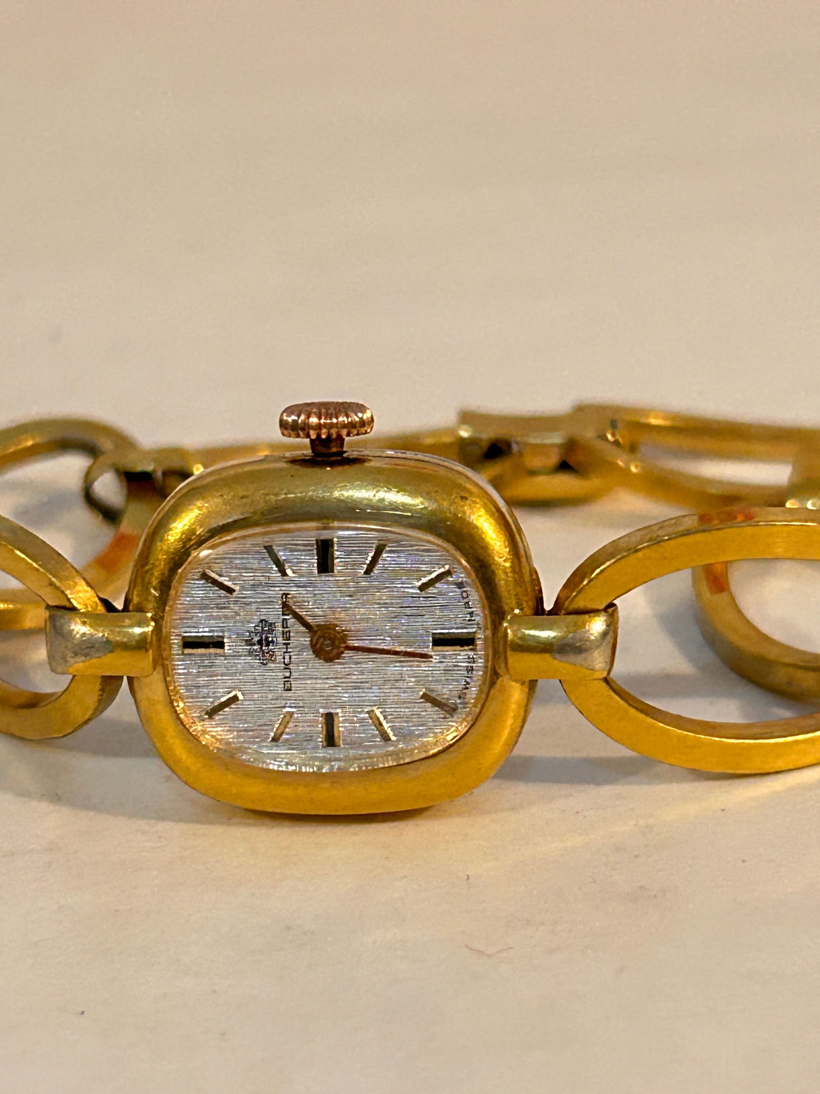 Vintage Swiss Bucherer working mech Watch Women Gold Tone 8222: Vintage Swiss Bucherer working mech Watch Women Gold Tone 8222 Please view all photos as they are part of the description and condition of this Item, Feel free to contact me with questions or picture