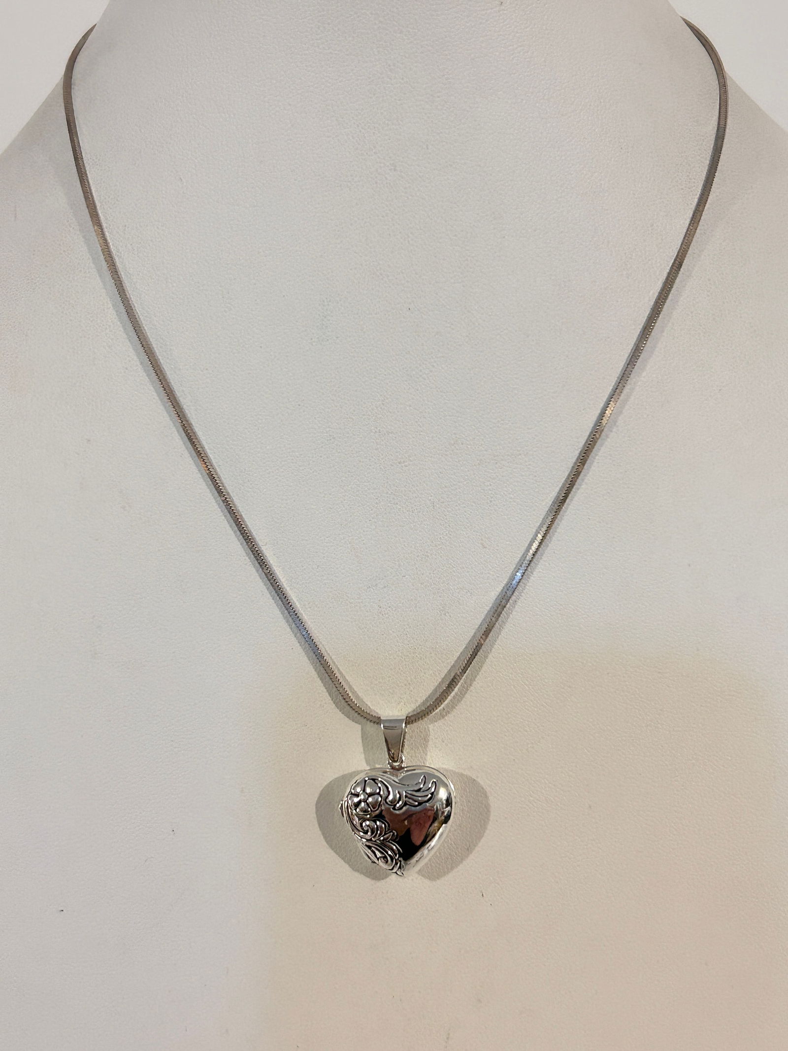 Vintage Sterling Silver heart locket pendant Necklace 17" (1 of 7)