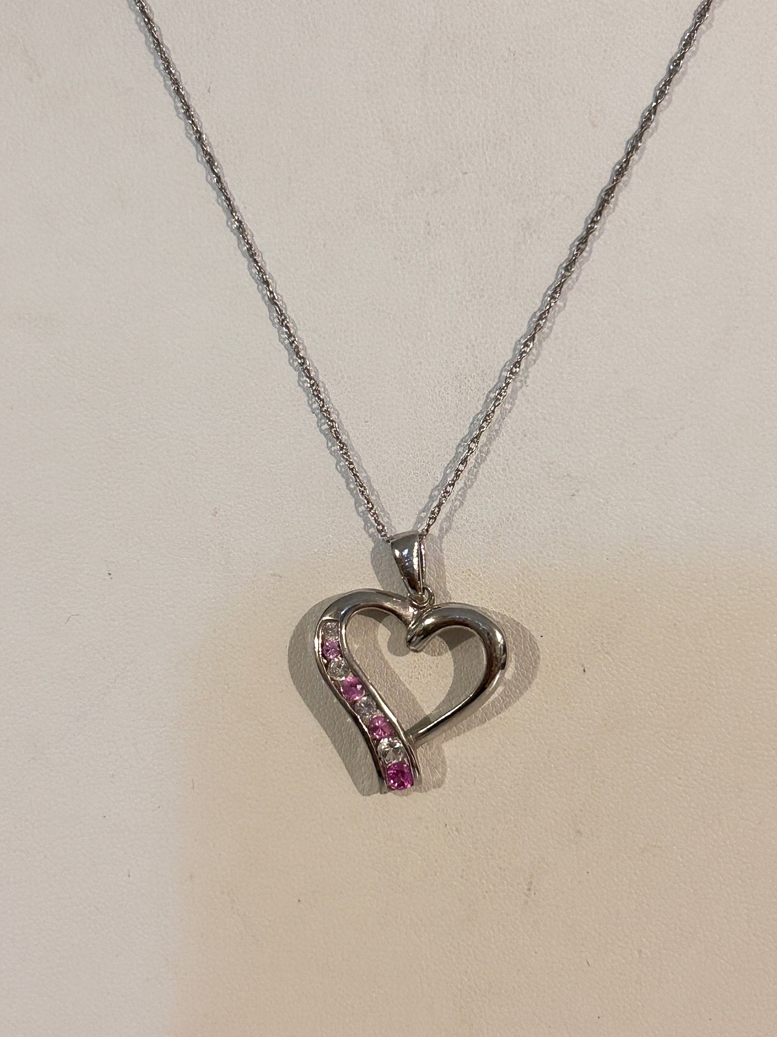 Vintage Sterling Silver Spinel heart Necklace 18": Vintage Sterling Silver Spinel heart Necklace 18" Please view all photos as they are part of the description and condition of this Item, Feel free to contact me with questions or picture requests! Use