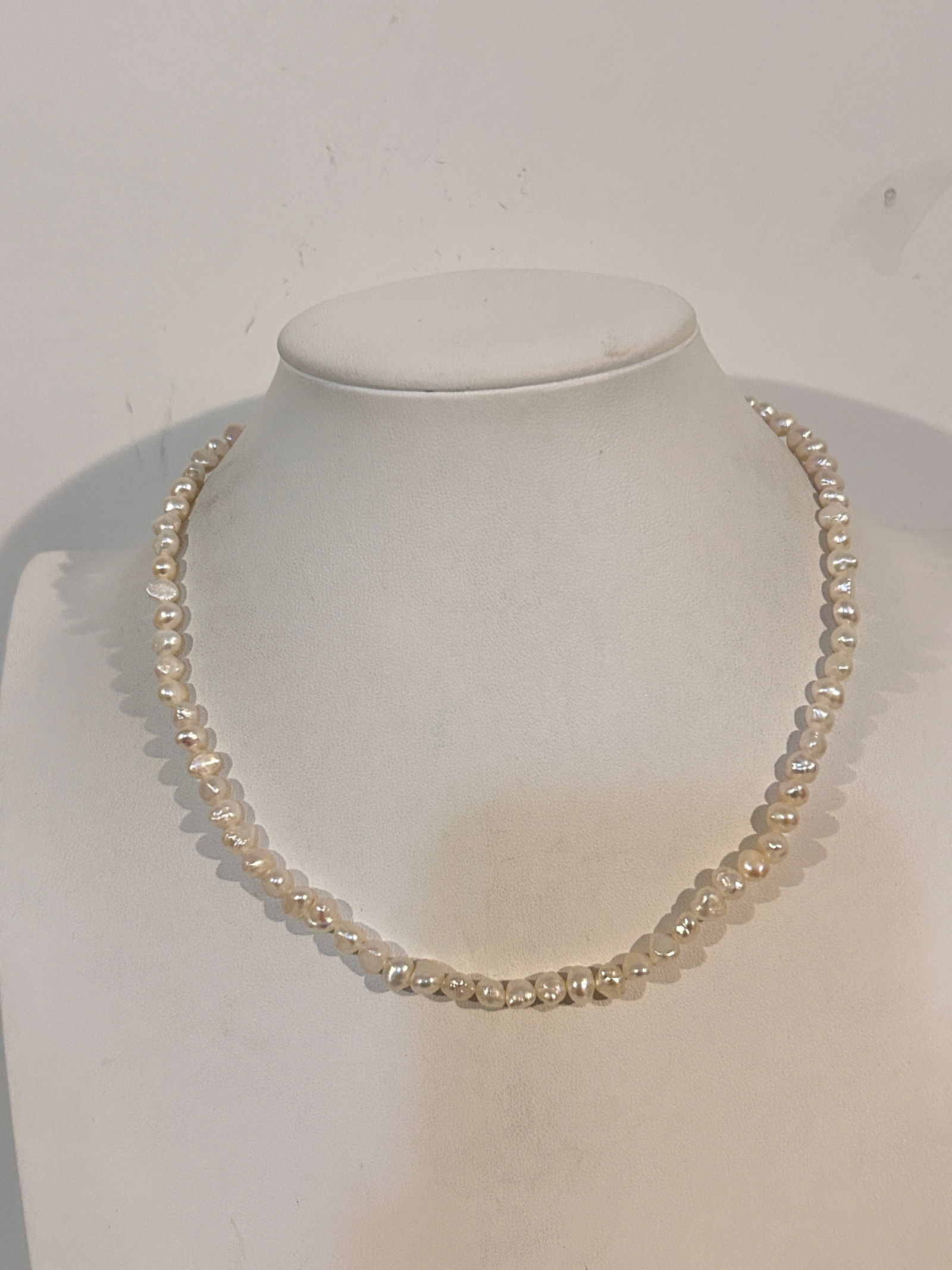 Vintage 14K gold clasp pearl Necklace 17": Vintage 14K gold clasp pearl Necklace 17" Please view all photos as they are part of the description and condition of this Item, Feel free to contact me with questions or picture requests! Used Item A