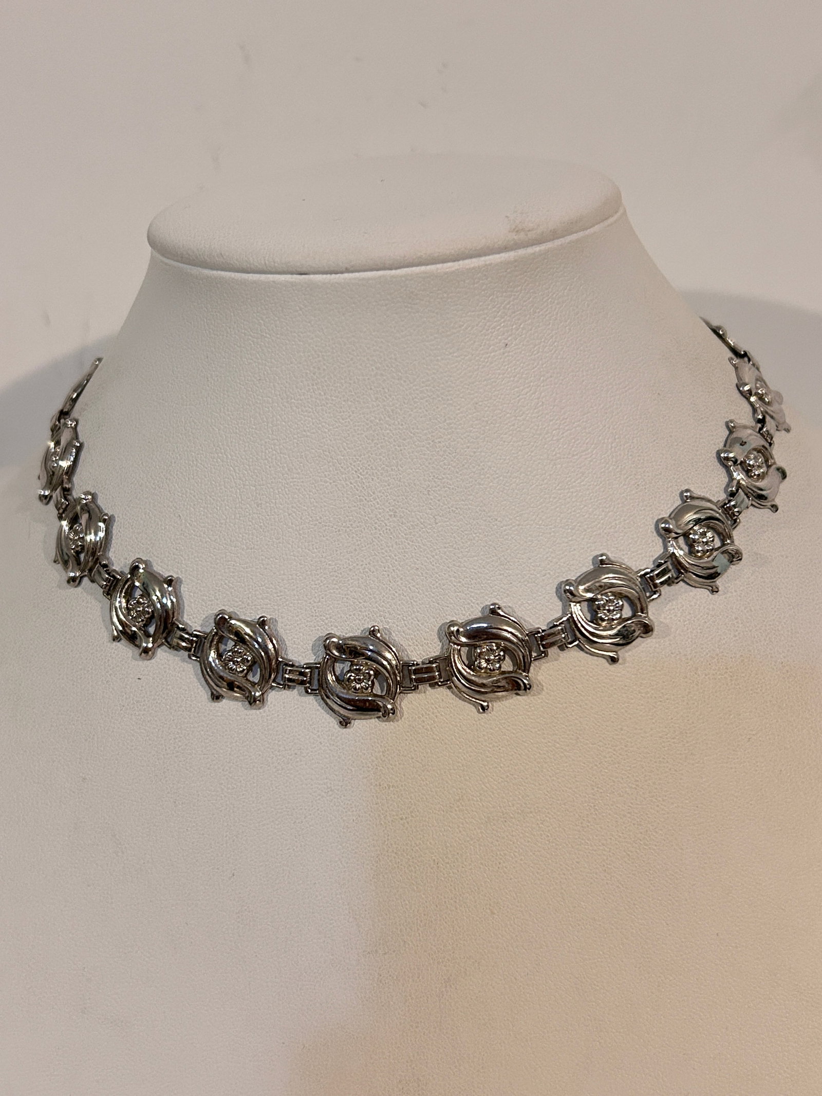 Vintage Sterling 925 Floral Necklace c. Pre 1943 12": Vintage Sterling 925 Floral Necklace c. Pre 1943 12" Please view all photos as they are part of the description and condition of this Item, Feel free to contact me with questions or picture requests! 
