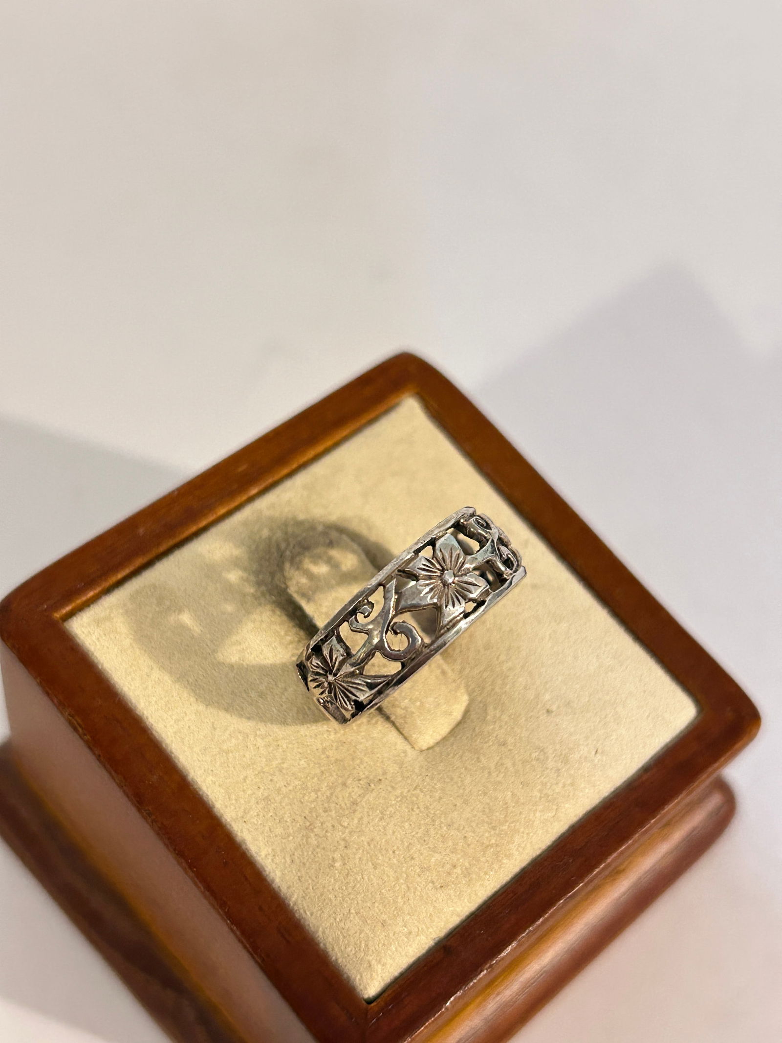 Vintage Sterling Silver floral Ring sz 8 (1 of 4)