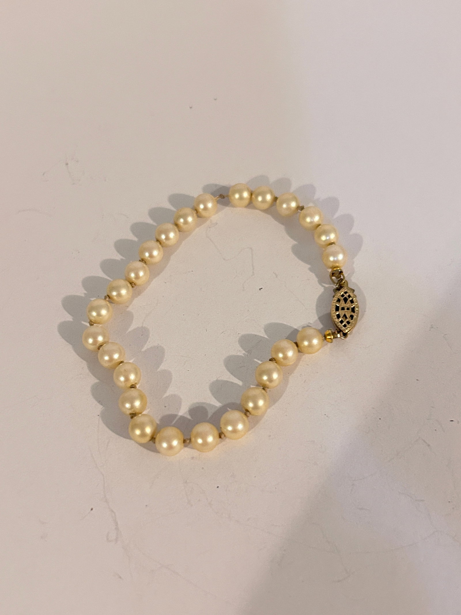 Vintage pearl bead Bracelet 7": Vintage pearl bead Bracelet 7" Please view all photos as they are part of the description and condition of this Item, Feel free to contact me with questions or picture requests! Used Item AS IS