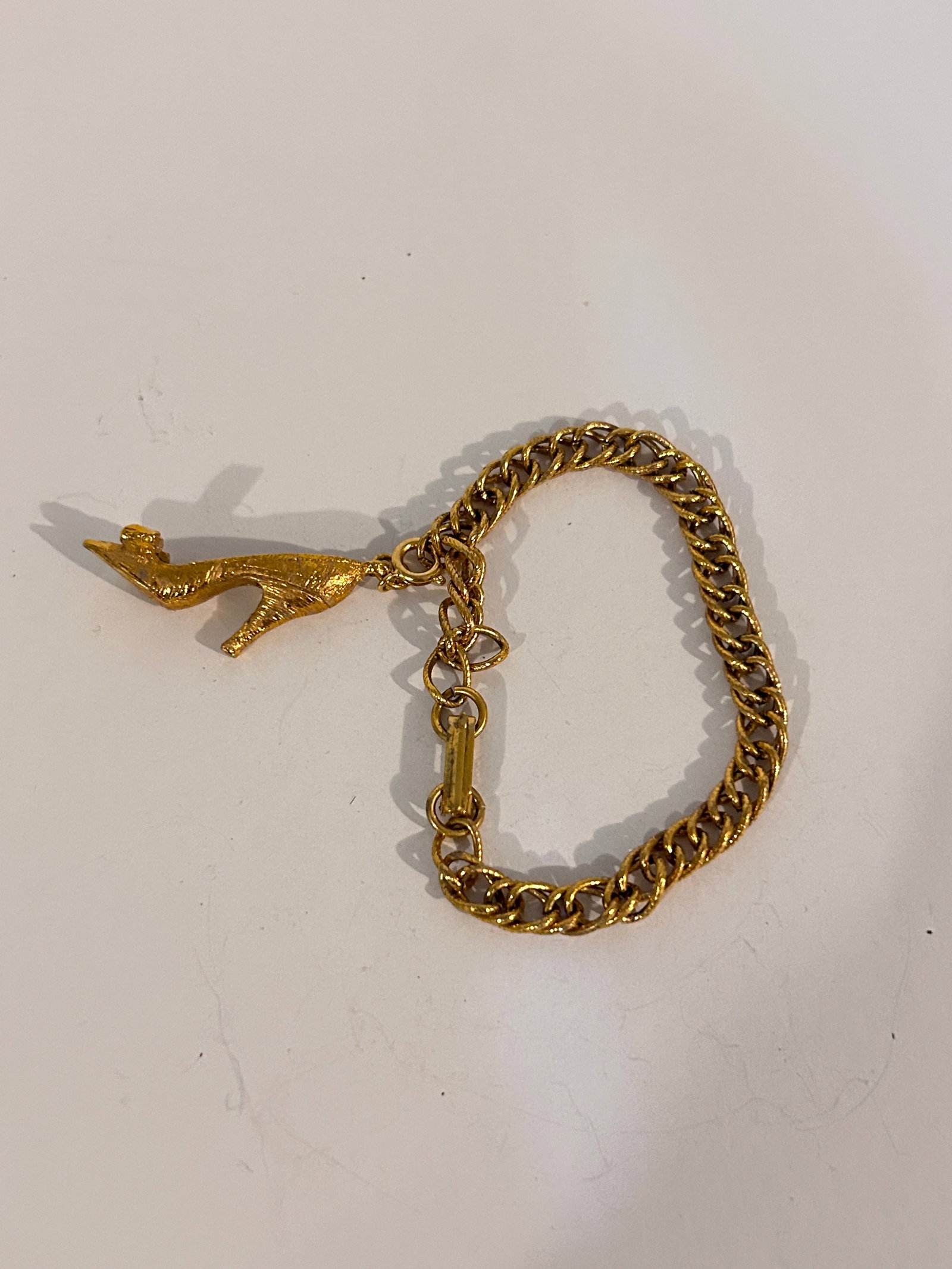 Vintage gold tone shoe charm Bracelet 8": Vintage gold tone shoe charm Bracelet 8" Please view all photos as they are part of the description and condition of this Item, Feel free to contact me with questions or picture requests! Used Item AS