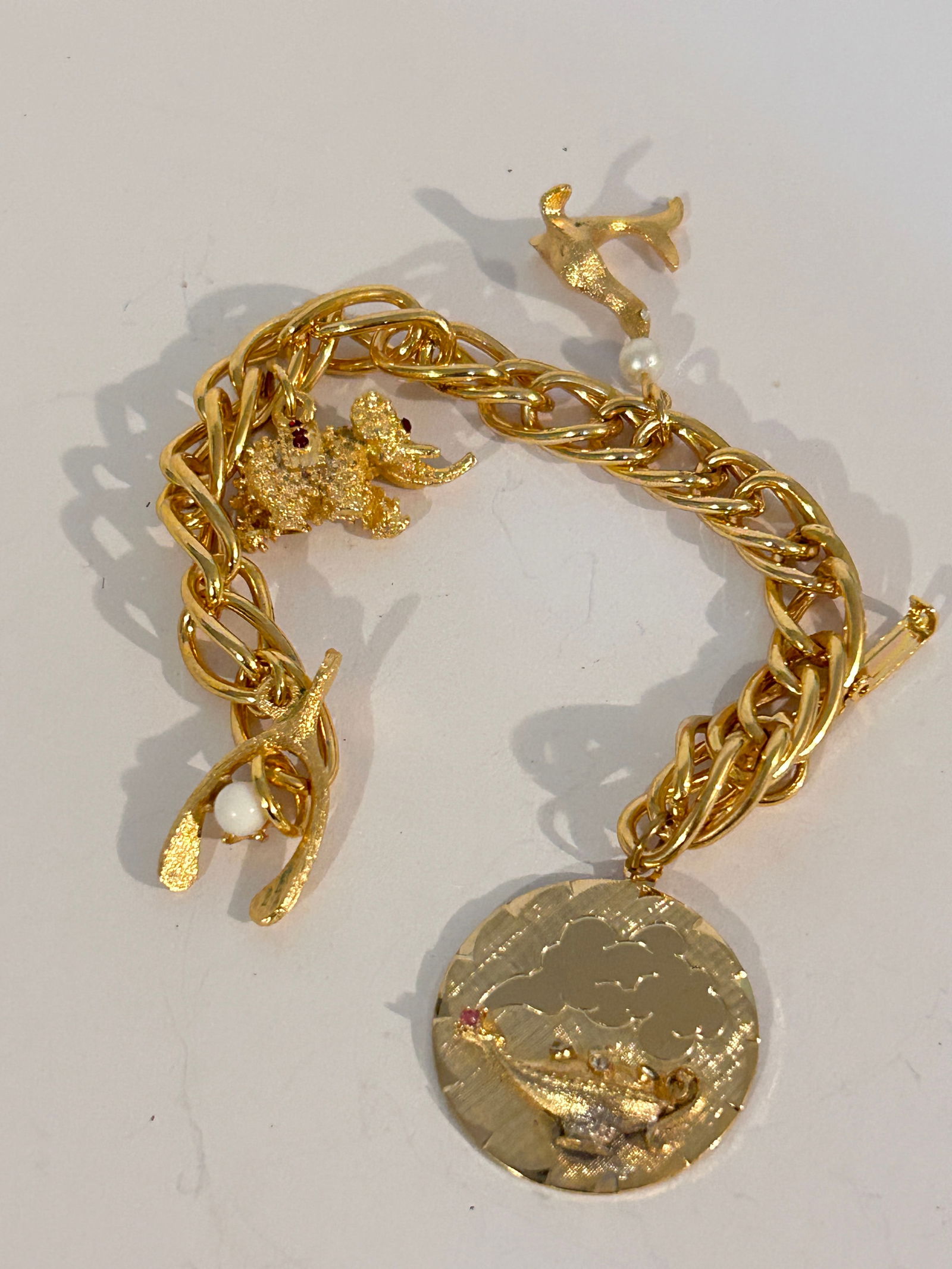 Vintage gold tone charm Bracelet 8" (1 of 4)