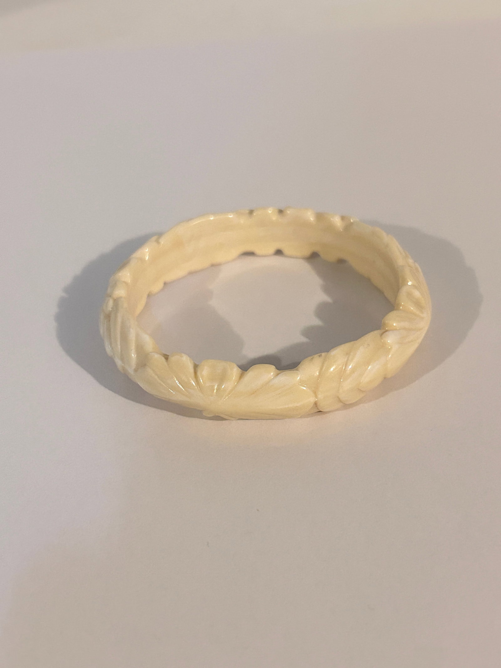 Vintage white Acrylic Bracelet 7": Vintage white Acrylic Bracelet 7" Please view all photos as they are part of the description and condition of this Item, Feel free to contact me with questions or picture requests! Used Item AS IS