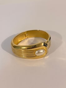 Vintage nice gold tone heavy pear hinged Bracelet 7"