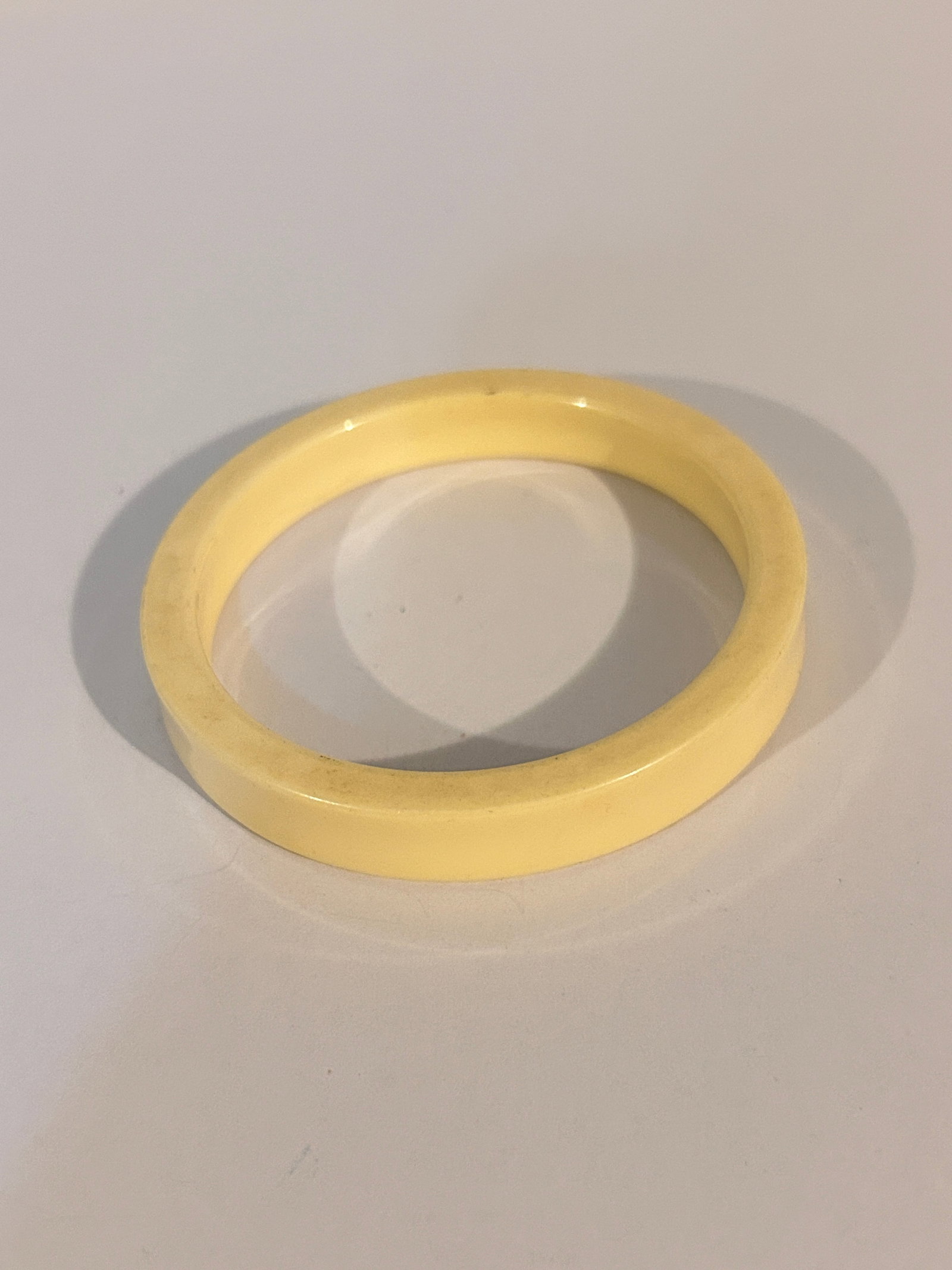 Vintage White thk Acrylic Bracelet 7": Vintage White thk Acrylic Bracelet 7" Please view all photos as they are part of the description and condition of this Item, Feel free to contact me with questions or picture requests! Used Item AS IS