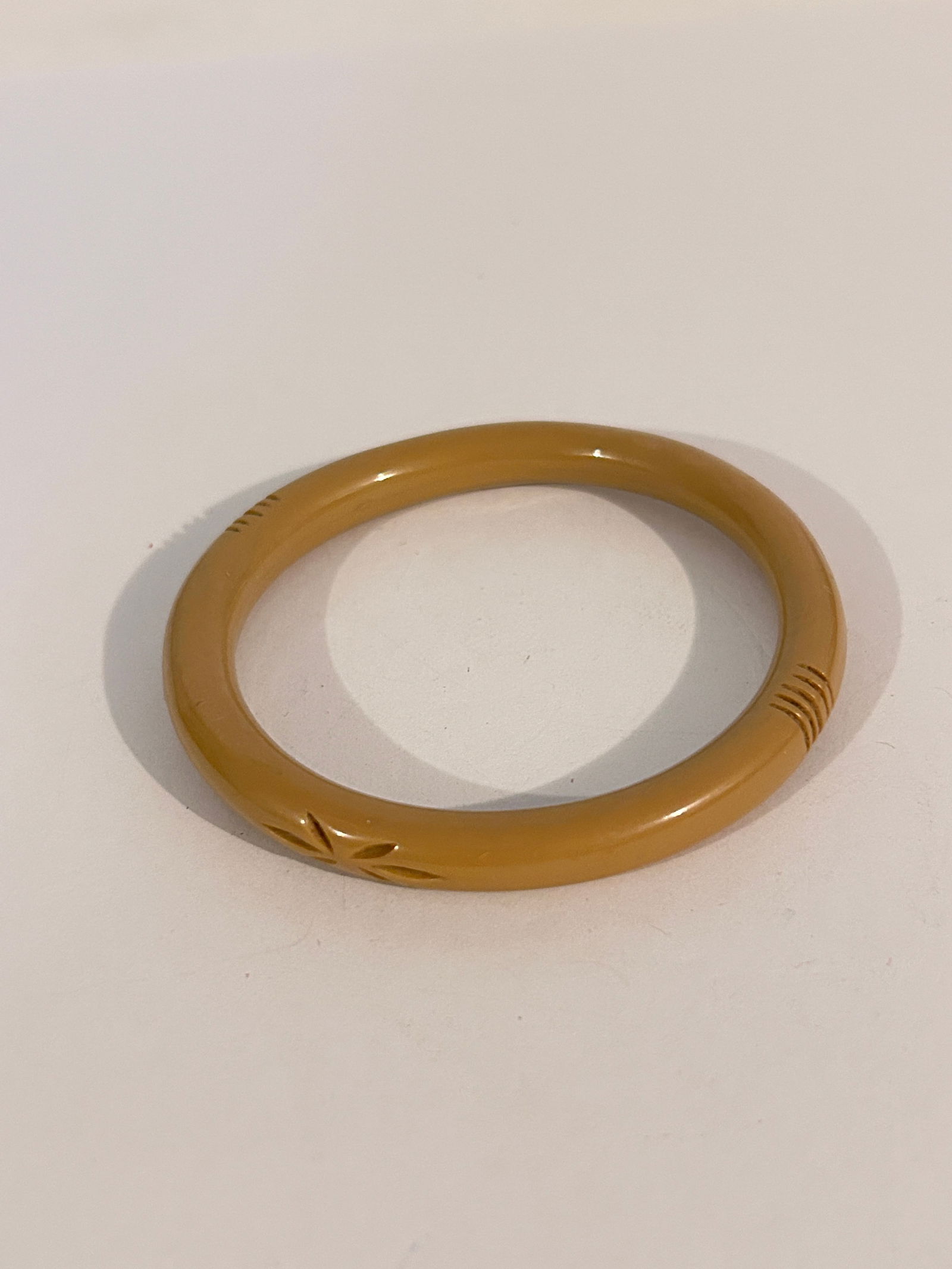 Vintage Brown plastic Bracelet 7": Vintage Brown plastic Bracelet 7" Please view all photos as they are part of the description and condition of this Item, Feel free to contact me with questions or picture requests! Used Item AS IS