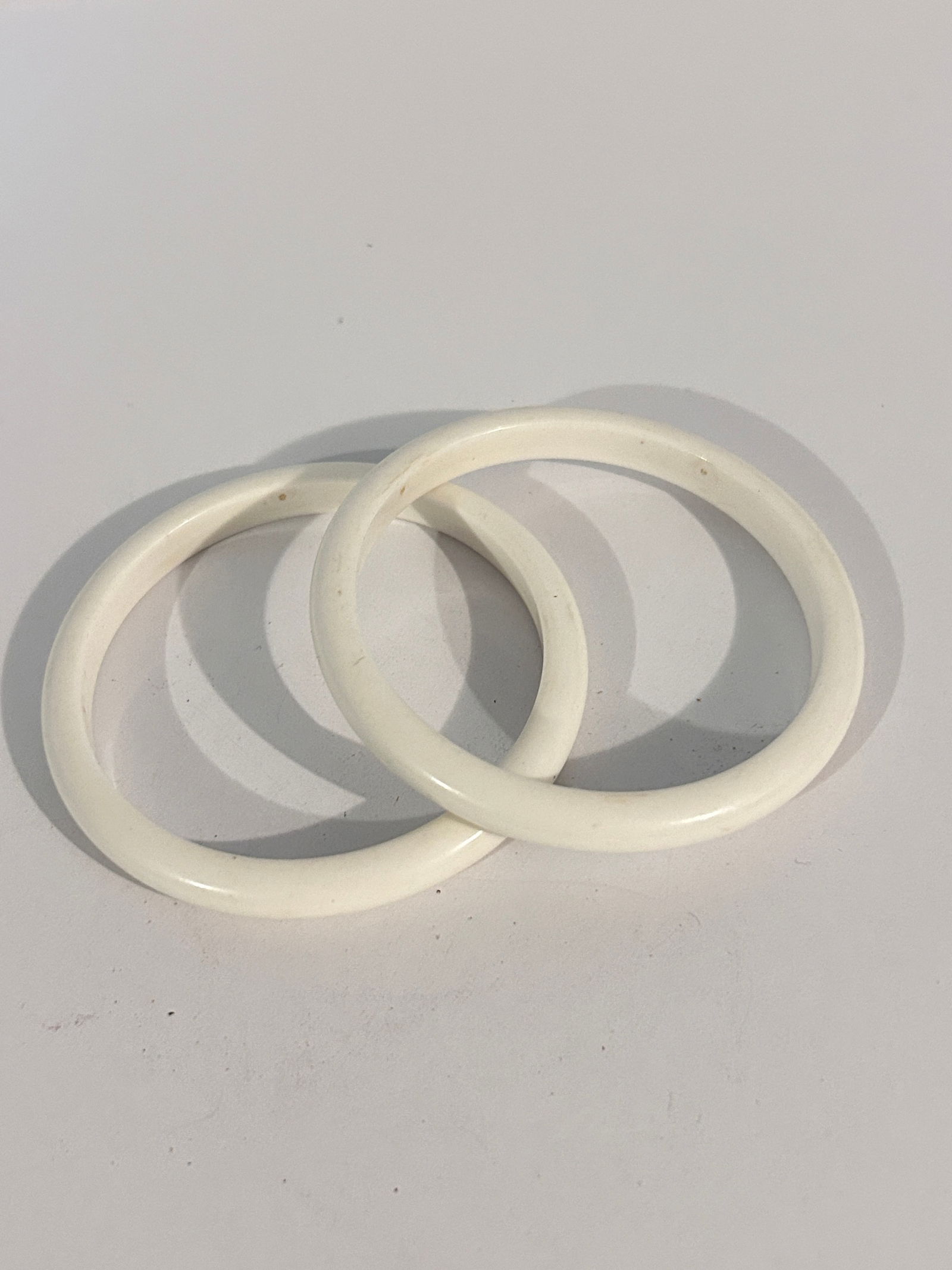 2 Vintage White Acrylic bangle Bracelets 7" (1 of 3)