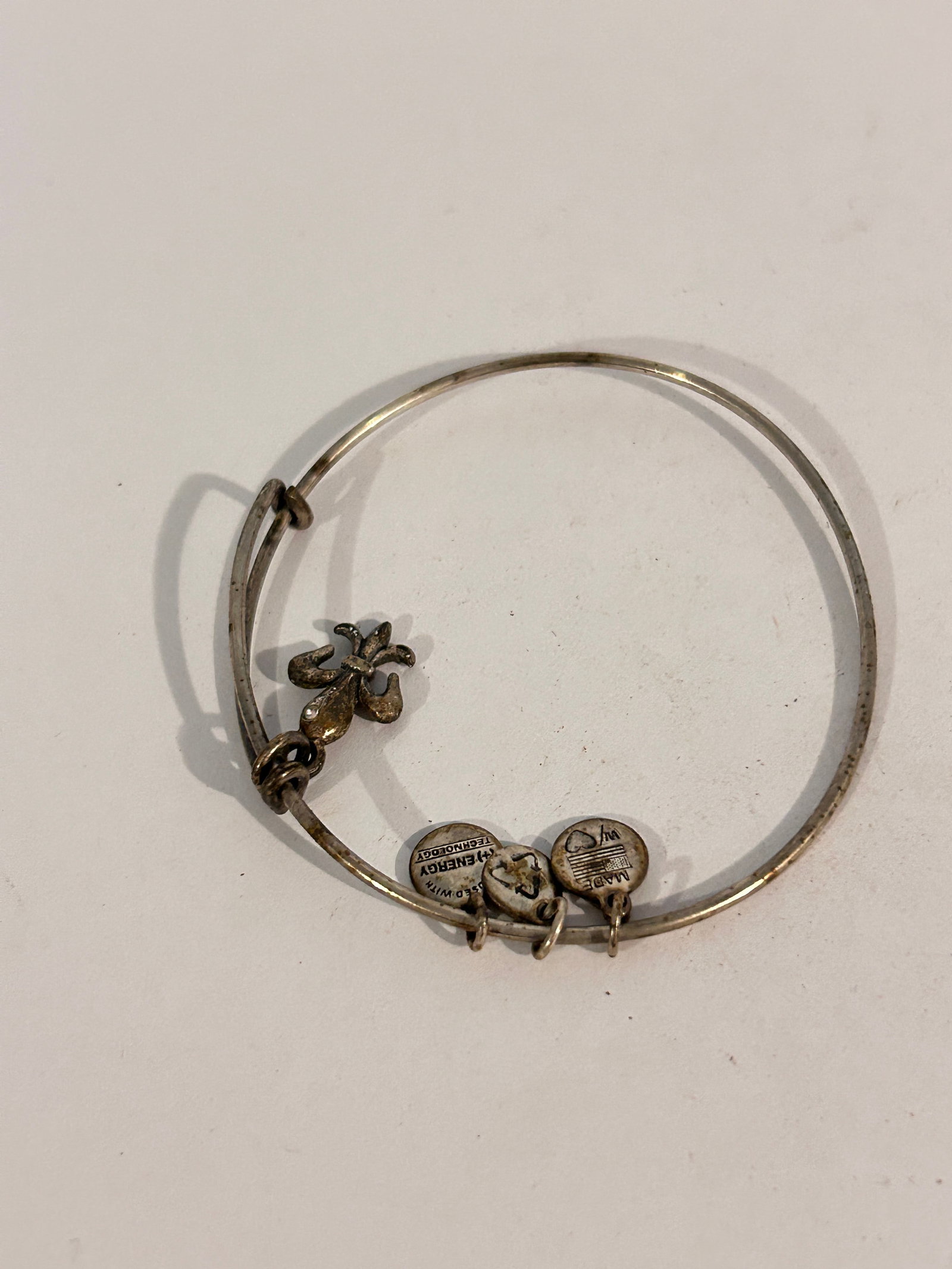 Alex and Ani Vintage Stretch Bracelet Signed 7": Alex and Ani Vintage Stretch Bracelet Signed 7" Please view all photos as they are part of the description and condition of this Item, Feel free to contact me with questions or picture requests! Used 