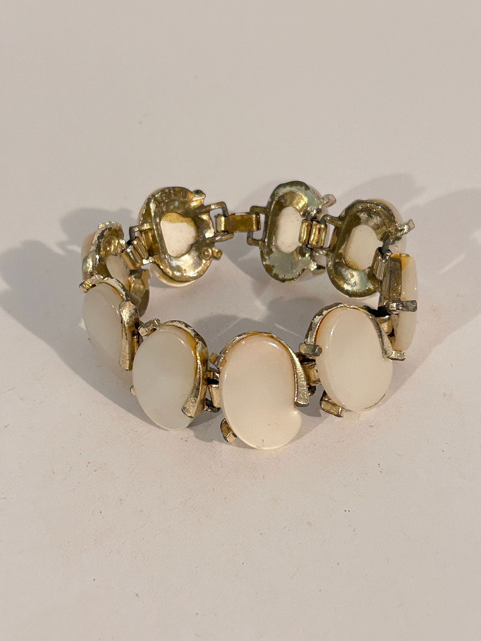 Vintage LERU Soft Moonglow Thermoset Lucite Cabuchon Bracelet 1957 7": Vintage LERU Soft Moonglow Thermoset Lucite Cabuchon Bracelet 1957 7" Please view all photos as they are part of the description and condition of this Item, Feel free to contact me with questions or p