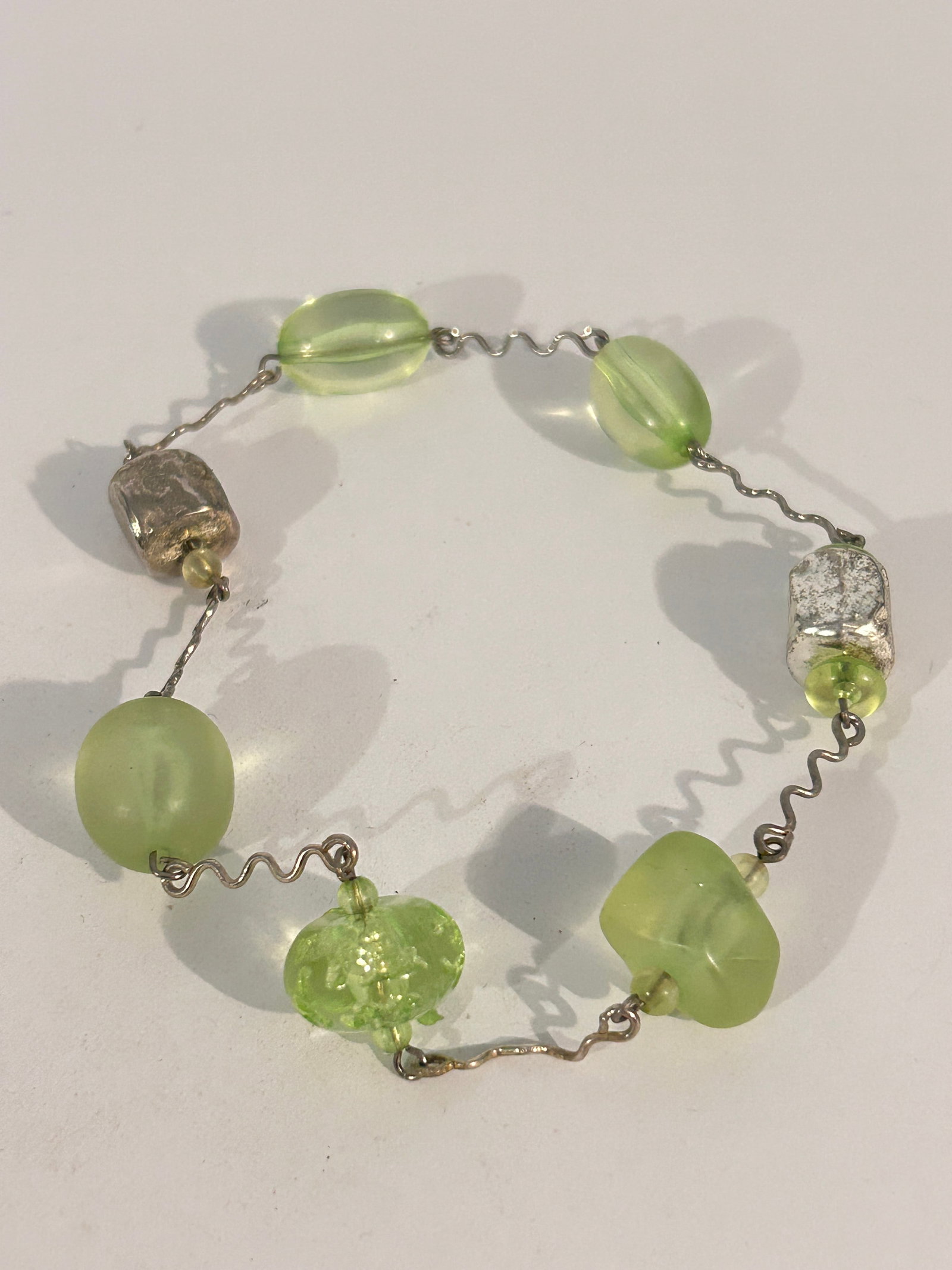 Vintage green bead Bracelet 8": Vintage green bead Bracelet 8" Please view all photos as they are part of the description and condition of this Item, Feel free to contact me with questions or picture requests! Used Item AS IS