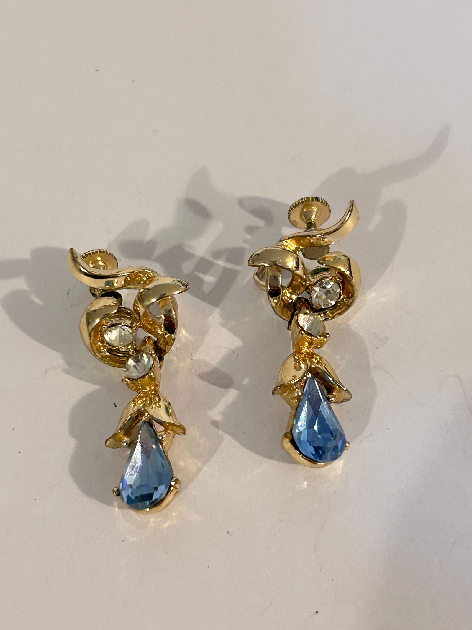 Vintage Coro rhinestone dangle screw on Earrings: Vintage Coro rhinestone dangle screw on Earrings Please view all photos as they are part of the description and condition of this Item, Feel free to contact me with questions or picture requests! Used