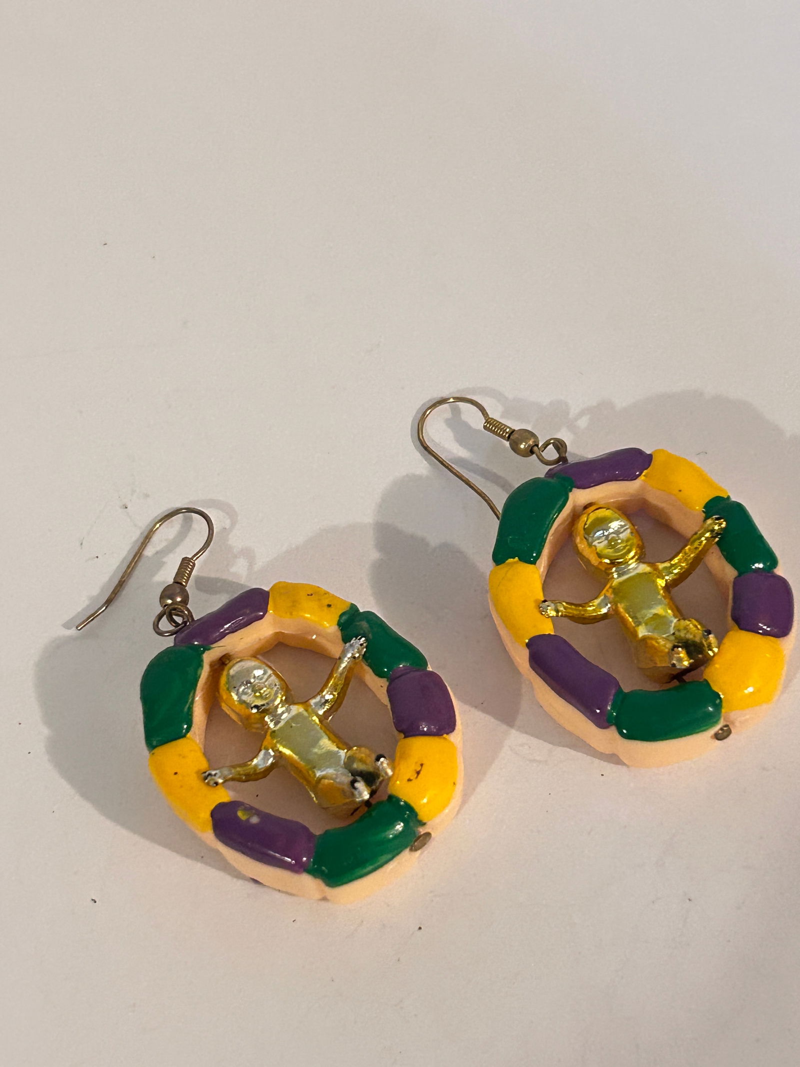 Vintage plastic Earrings: Vintage plastic Earrings Please view all photos as they are part of the description and condition of this Item, Feel free to contact me with questions or picture requests! Used Item AS IS