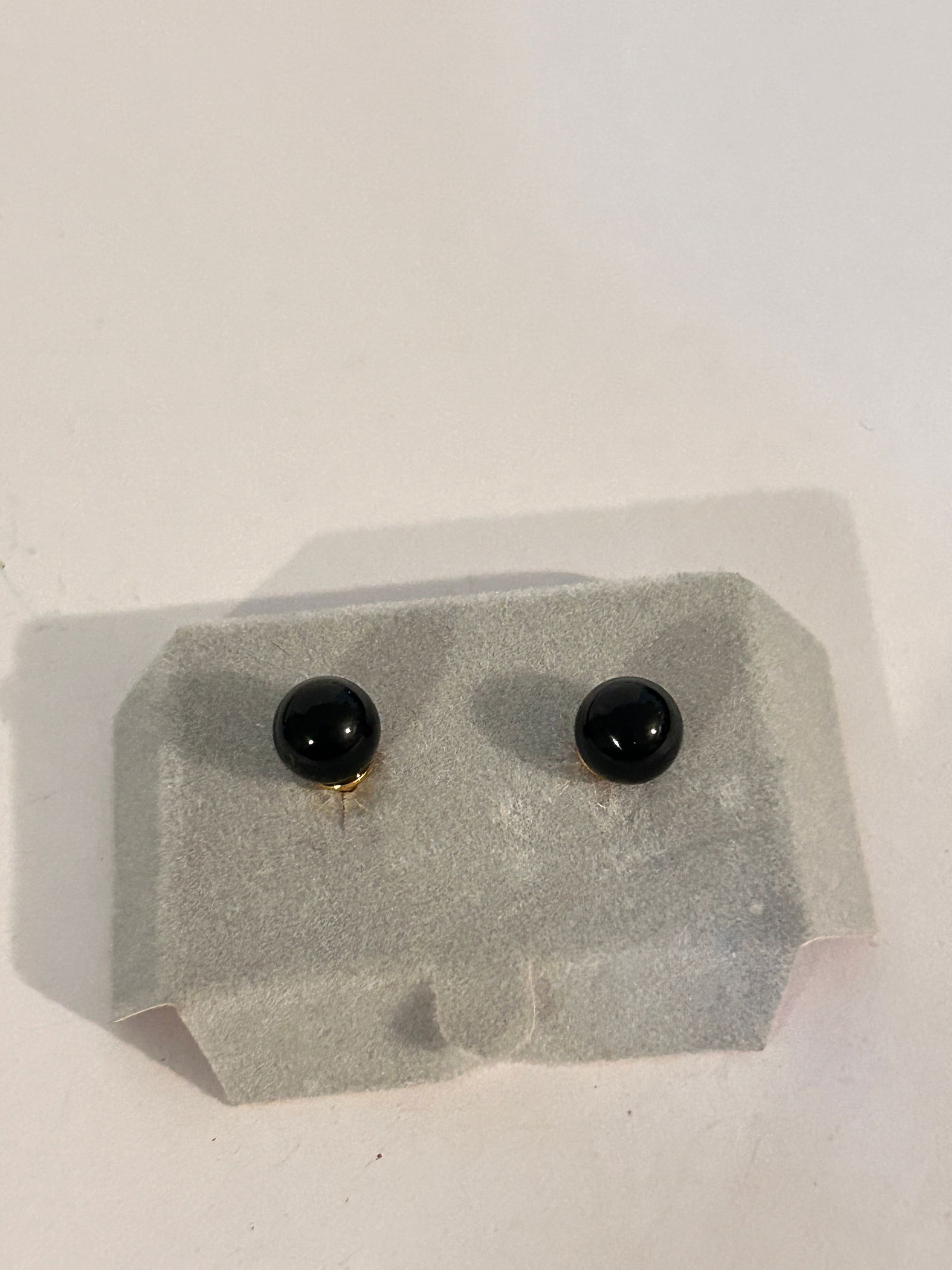 Vintage onyx post Earrings: Vintage onyx post Earrings Please view all photos as they are part of the description and condition of this Item, Feel free to contact me with questions or picture requests! Used Item AS IS