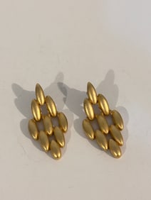 Vintage e pearl dangle gold tone Pierced Earrings