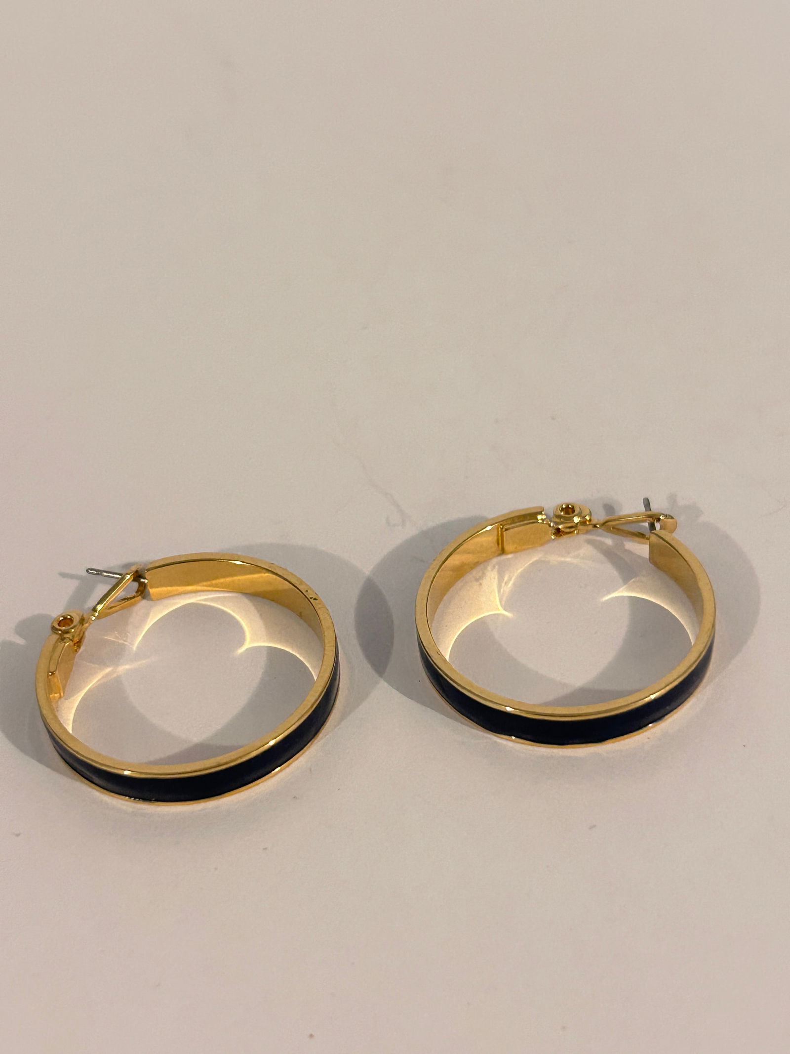 Vintage Monet enamel gold tone Earrings: Vintage Monet enamel gold tone Earrings Please view all photos as they are part of the description and condition of this Item, Feel free to contact me with questions or picture requests! Used Item AS