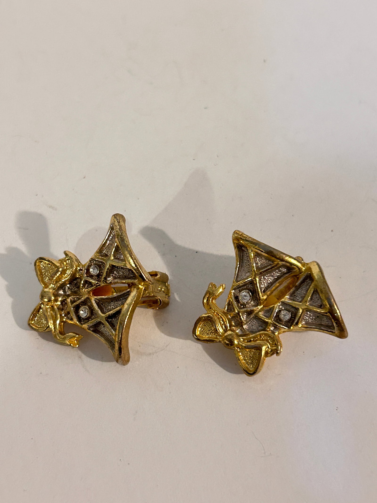 Vintage gold tone bell Earrings: Vintage gold tone bell Earrings Please view all photos as they are part of the description and condition of this Item, Feel free to contact me with questions or picture requests! Used Item AS IS