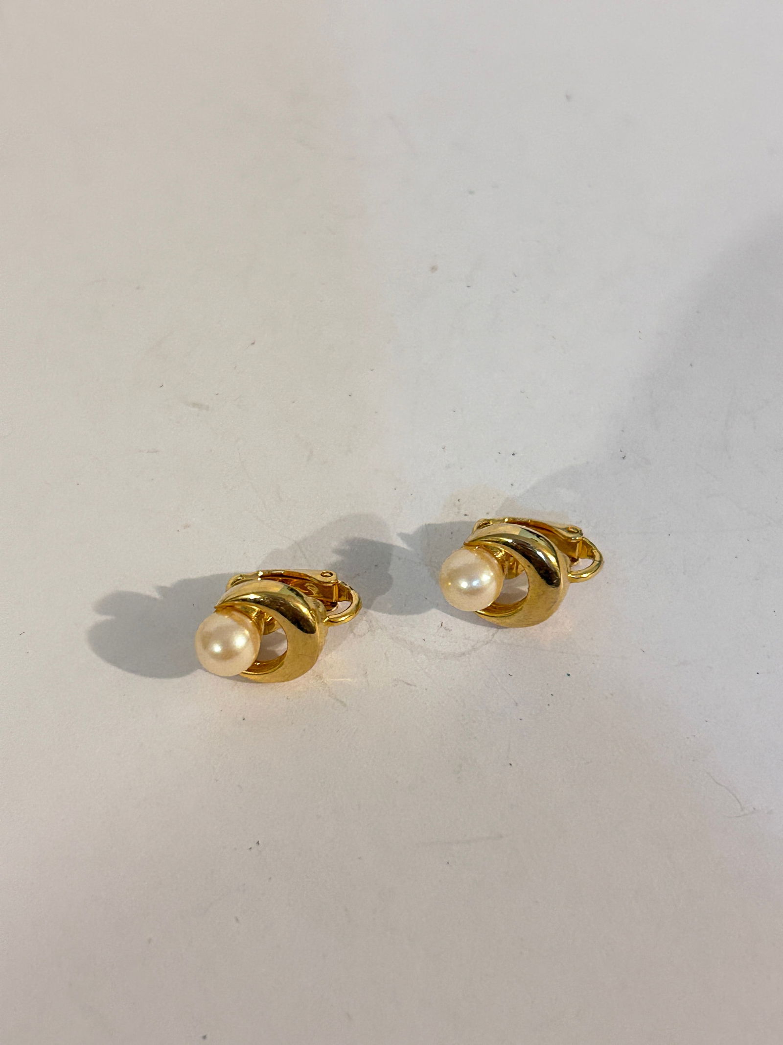Vintage gold tone pearl Earrings: Vintage gold tone pearl Earrings Please view all photos as they are part of the description and condition of this Item, Feel free to contact me with questions or picture requests! Used Item AS IS