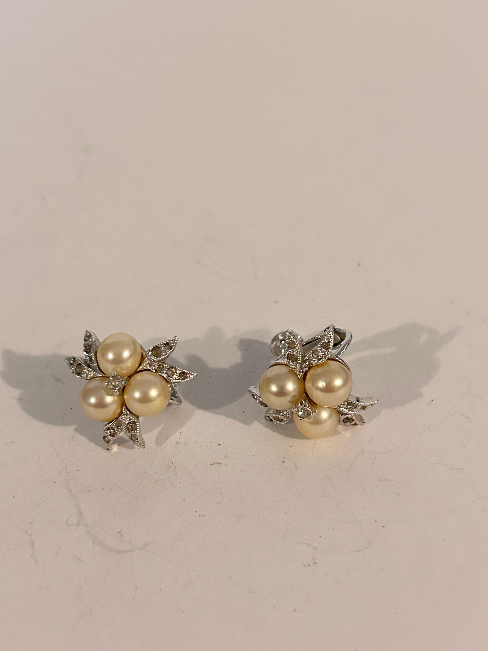 Vintage rhinestone pearl Earrings: Vintage rhinestone pearl Earrings Please view all photos as they are part of the description and condition of this Item, Feel free to contact me with questions or picture requests! Used Item AS IS