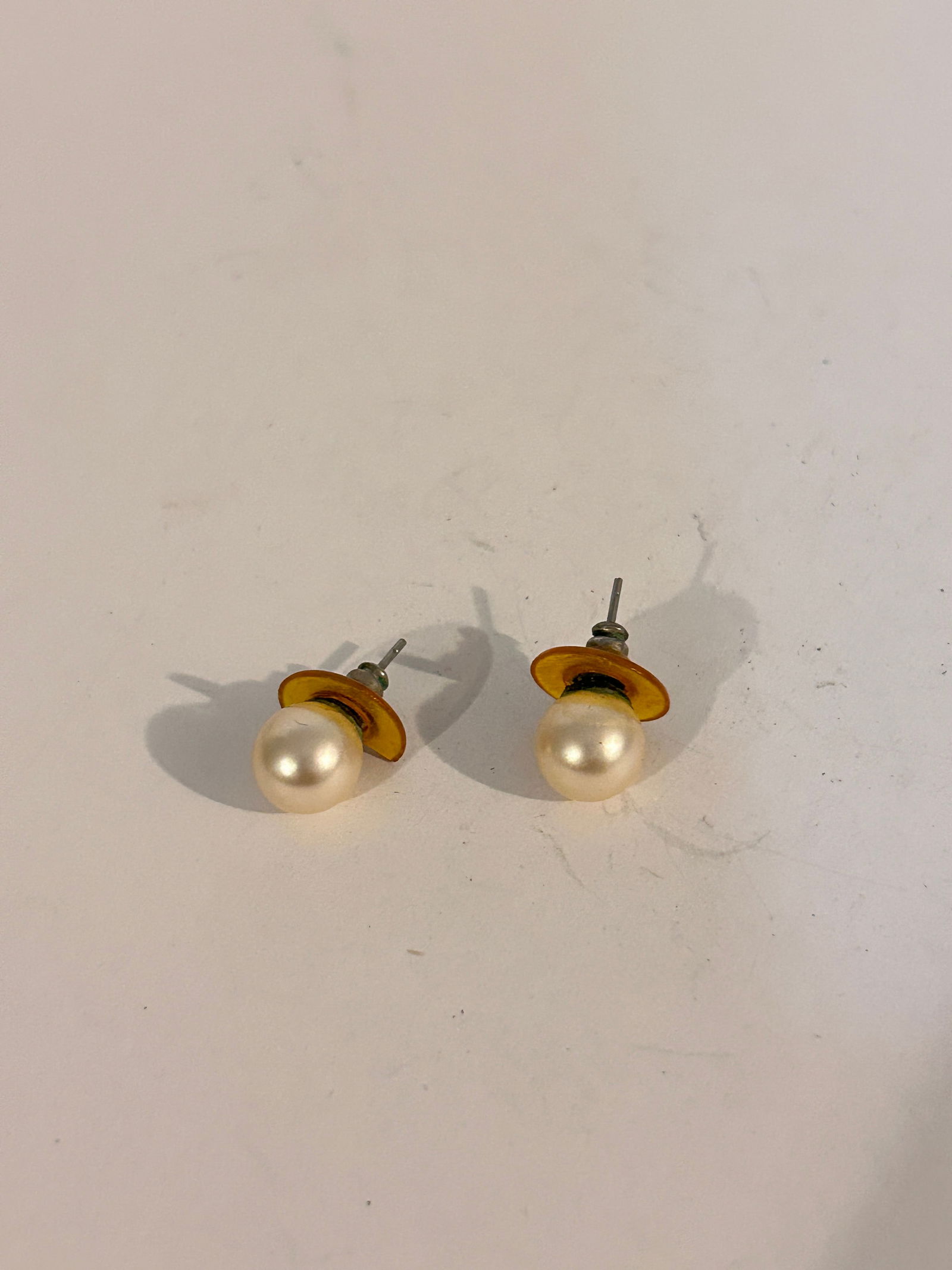 Vintage pearl post Earrings: Vintage pearl post Earrings Please view all photos as they are part of the description and condition of this Item, Feel free to contact me with questions or picture requests! Used Item AS IS