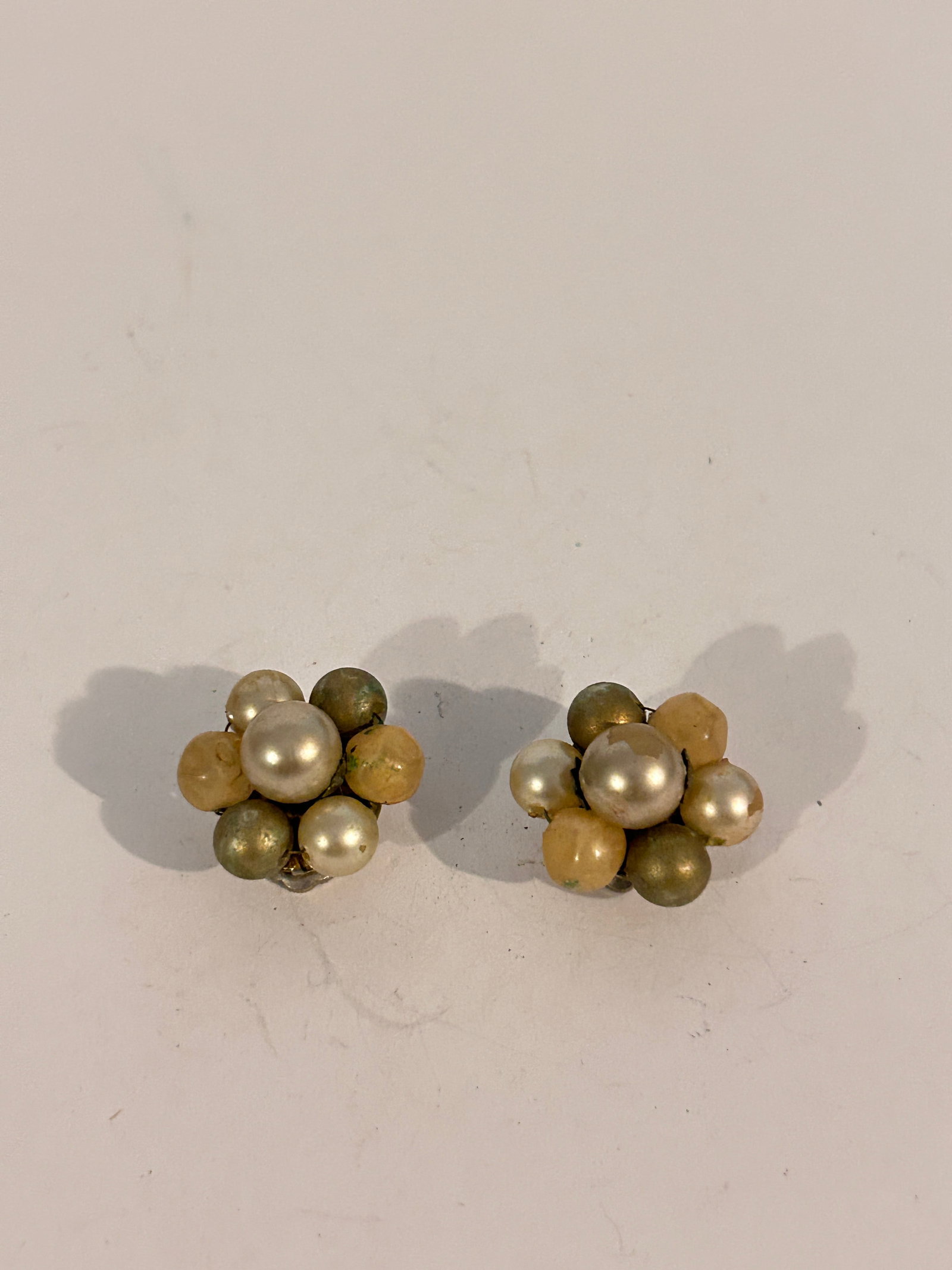 Vintage Hong Kong Earrings: Vintage Hong Kong Earrings Please view all photos as they are part of the description and condition of this Item, Feel free to contact me with questions or picture requests! Used Item AS IS