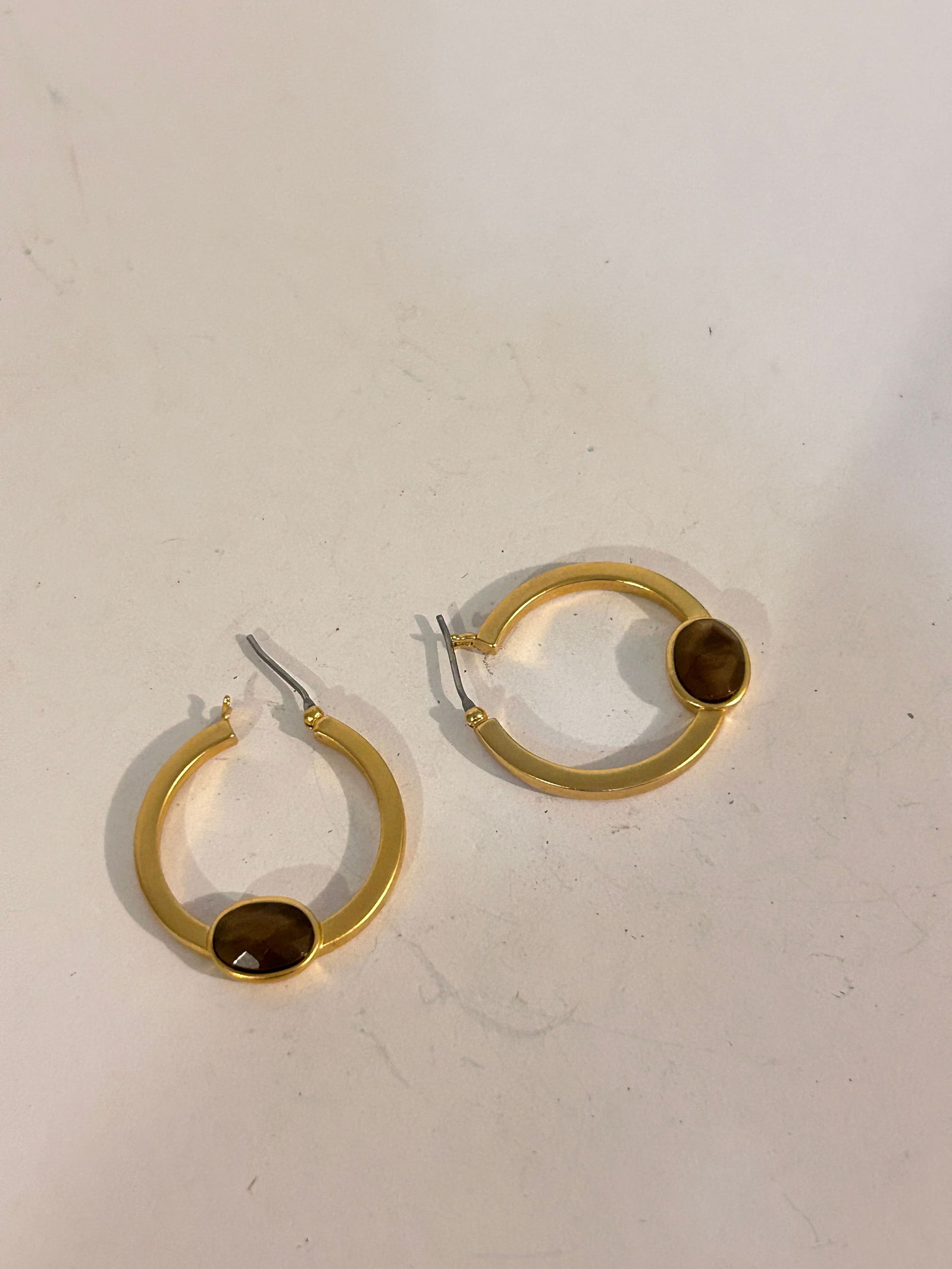 Vintage gold tone Earrings: Vintage gold tone Earrings Please view all photos as they are part of the description and condition of this Item, Feel free to contact me with questions or picture requests! Used Item AS IS