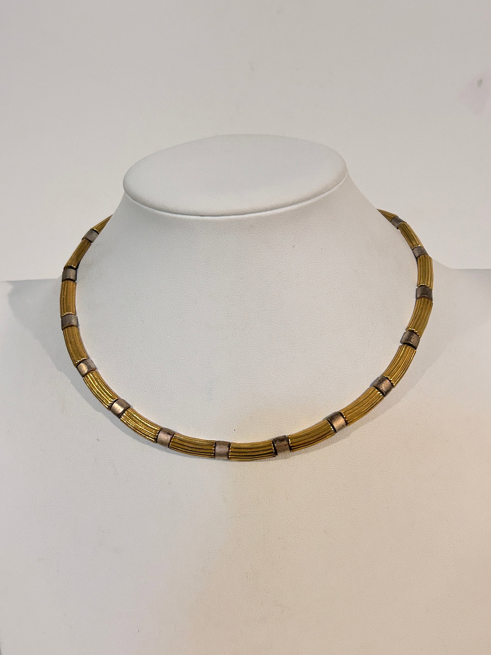Vintage Napier gold tone choker Necklace sz 13": Vintage Napier gold tone choker Necklace sz 13" Please view all photos as they are part of the description and condition of this Item, Feel free to contact me with questions or picture requests! Used 