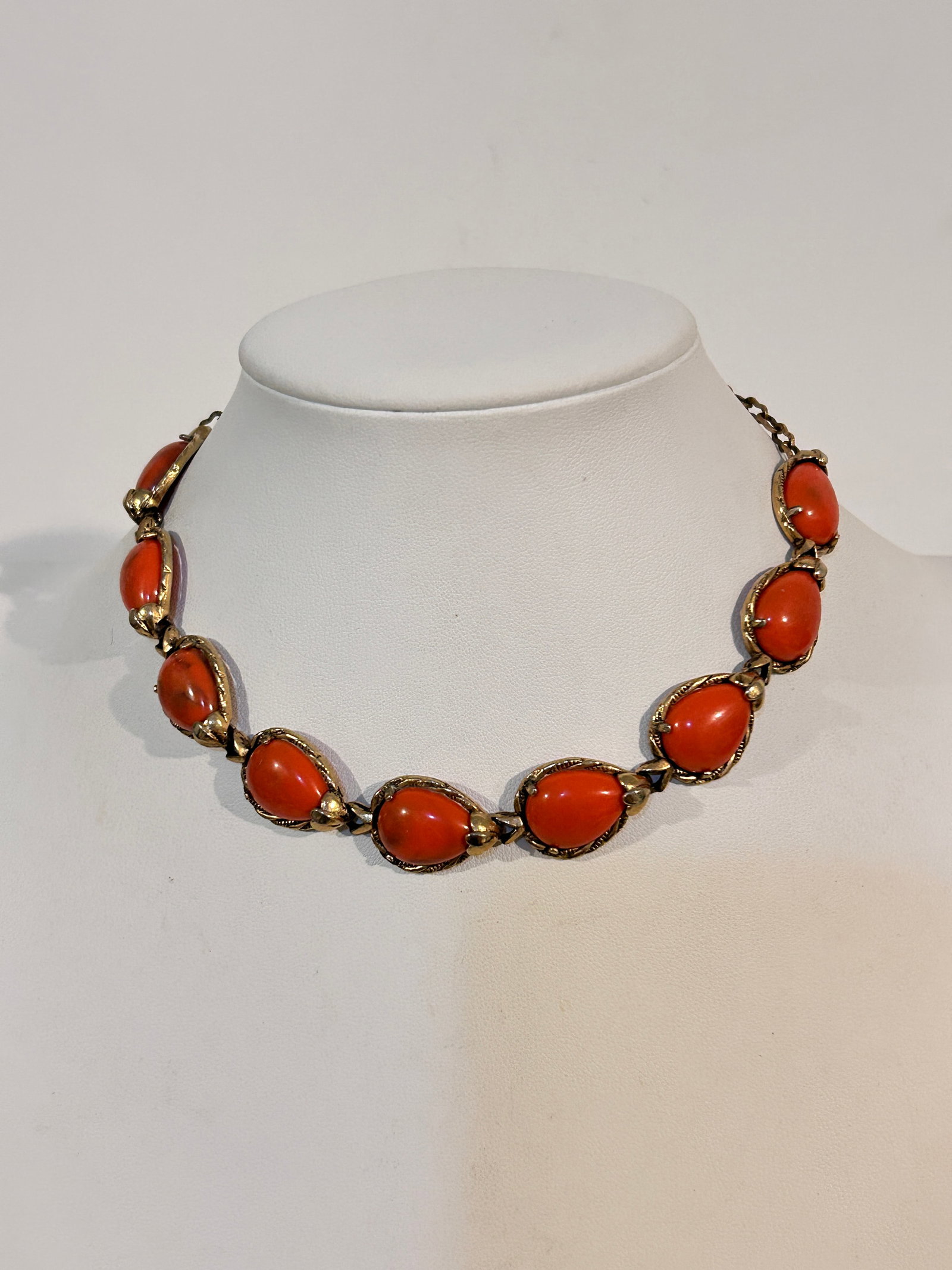 Vintage pink choker gold tone Necklace sz 13": Vintage pink choker gold tone Necklace sz 13" Please view all photos as they are part of the description and condition of this Item, Feel free to contact me with questions or picture requests! Used It