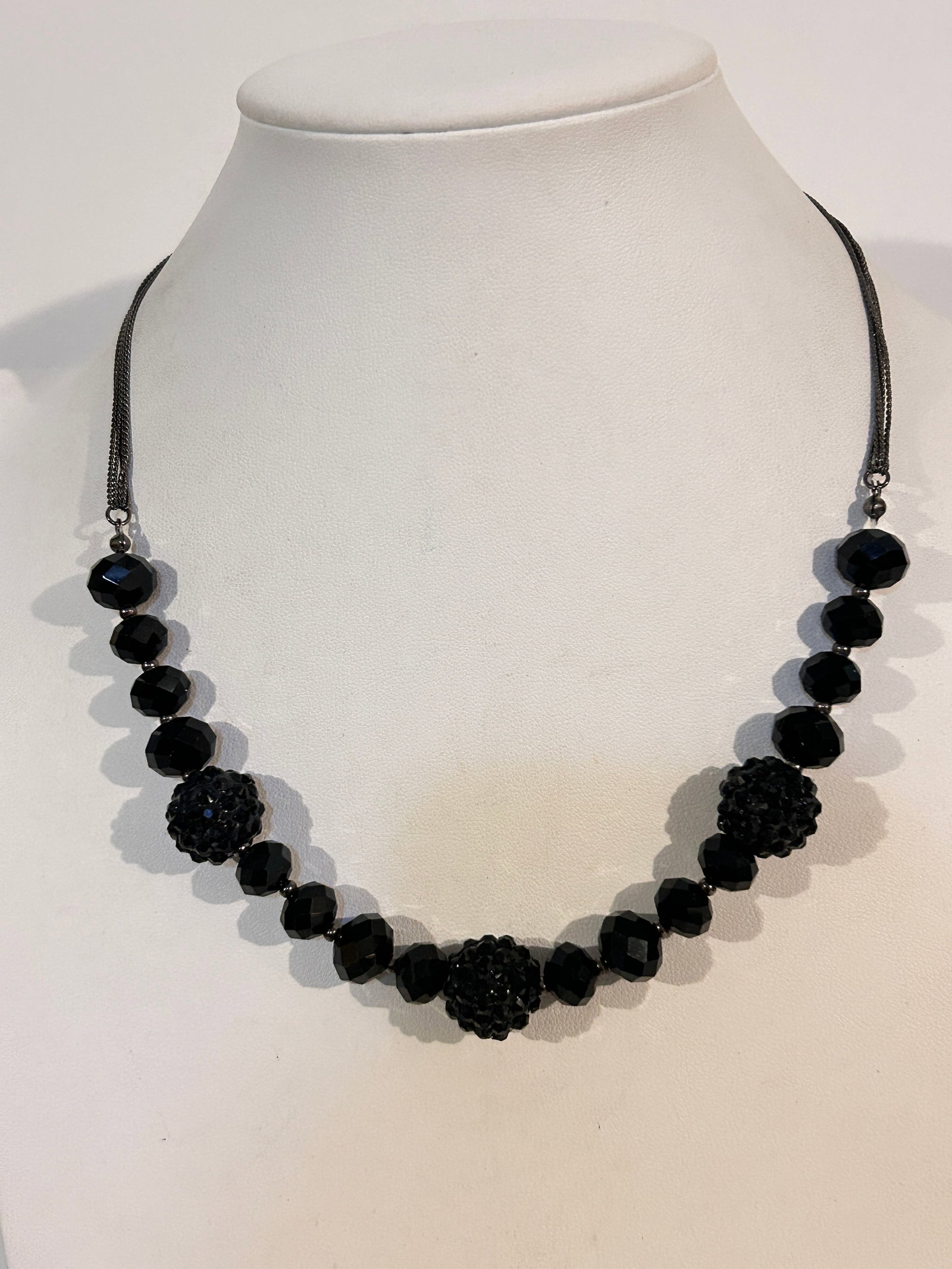Vintage Black Crystal Necklace sz 17": Vintage Black Crystal Necklace sz 17" Please view all photos as they are part of the description and condition of this Item, Feel free to contact me with questions or picture requests! Used Item AS IS