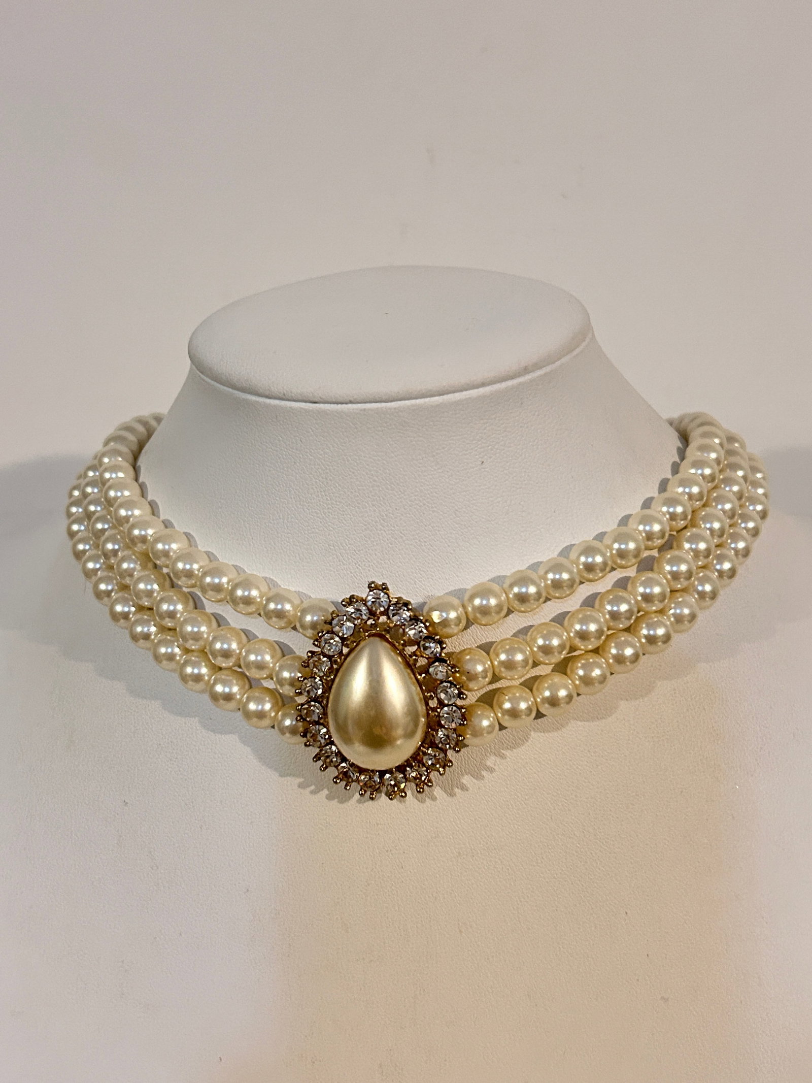 Vintage Faux pearl rhinestone choker Necklace sz 14": Vintage Faux pearl rhinestone choker Necklace sz 14" Please view all photos as they are part of the description and condition of this Item, Feel free to contact me with questions or picture requests! 