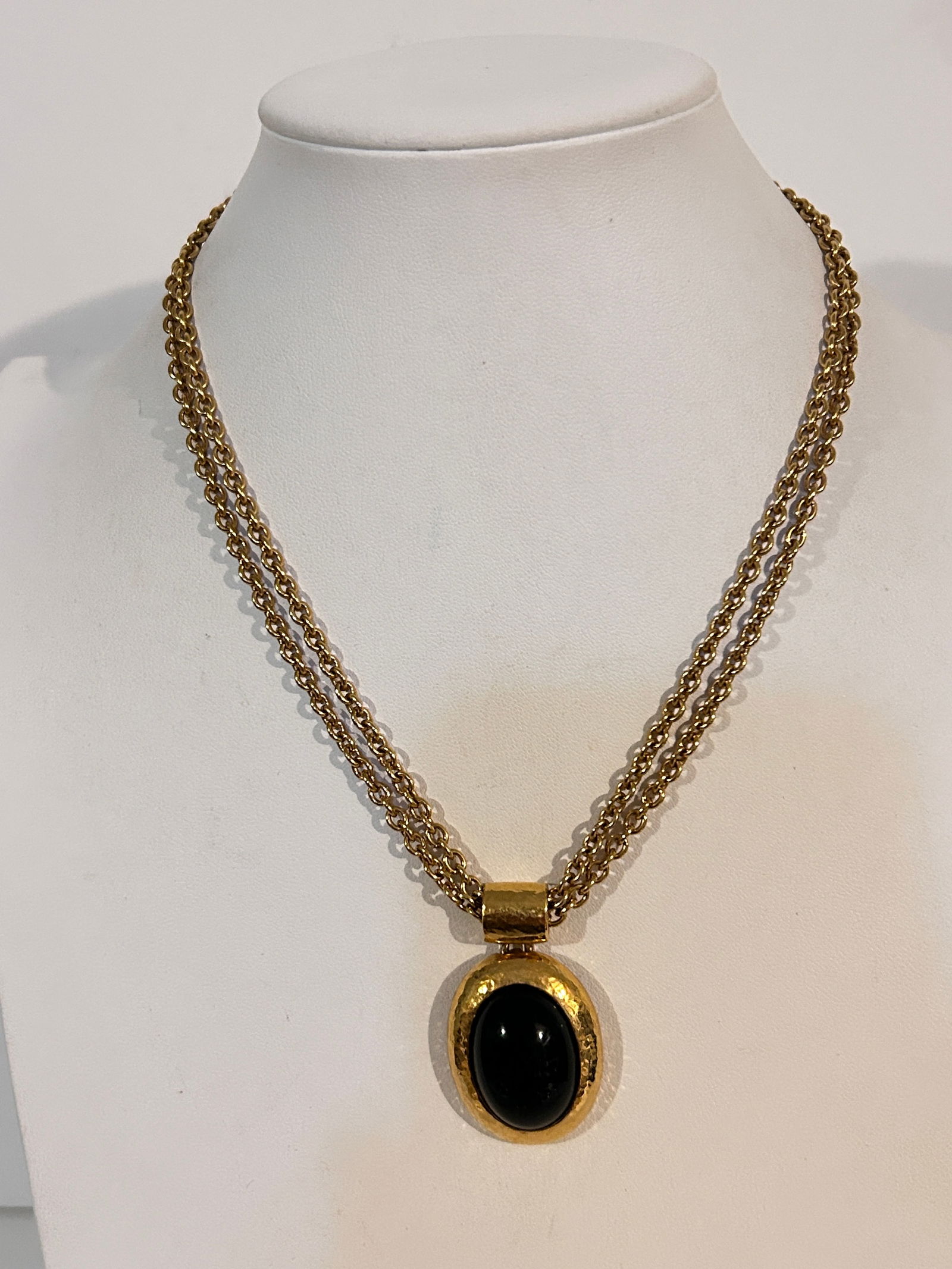 Vintage gold tone Monet pendant Necklace sz 16": Vintage gold tone Monet pendant Necklace sz 16" Please view all photos as they are part of the description and condition of this Item, Feel free to contact me with questions or picture requests! Used