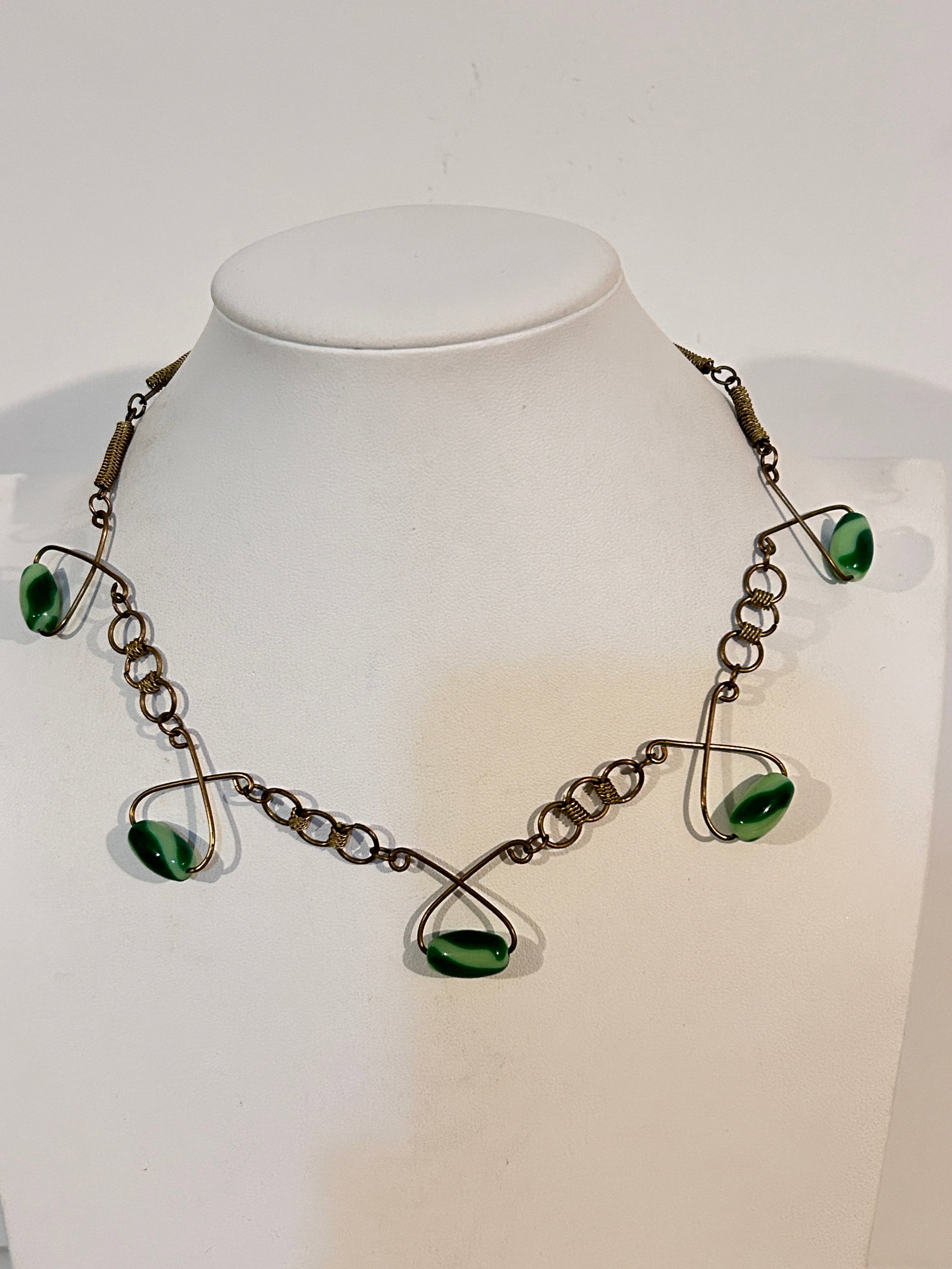 Vintage green 1900s glass bead Necklace sz 14": Vintage green 1900s glass bead Necklace sz 14" Please view all photos as they are part of the description and condition of this Item, Feel free to contact me with questions or picture requests! Used I