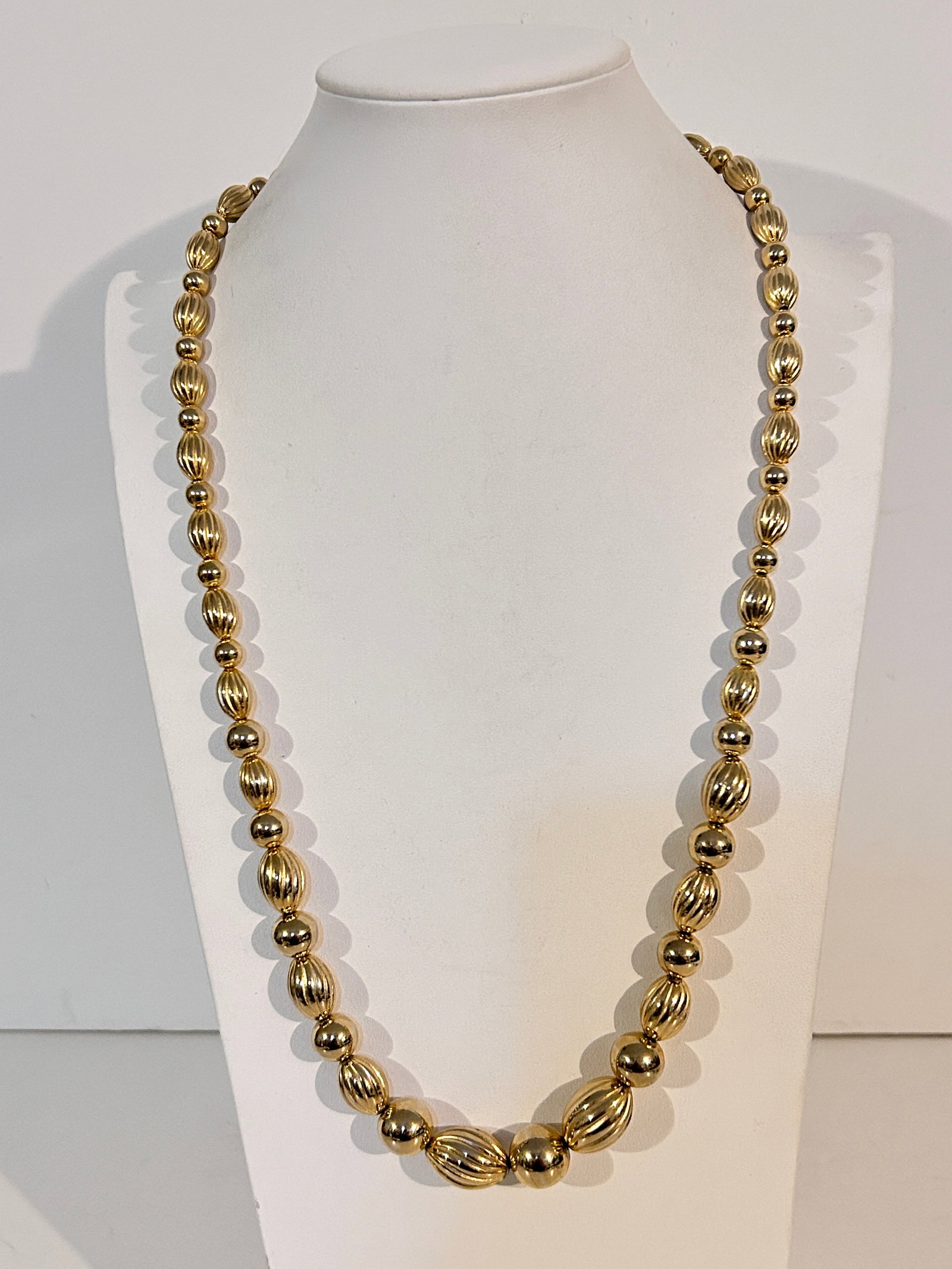 Vintage Korea gold tone bead Necklace sz 27": Vintage Korea gold tone bead Necklace sz 27" Please view all photos as they are part of the description and condition of this Item, Feel free to contact me with questions or picture requests! Used Ite