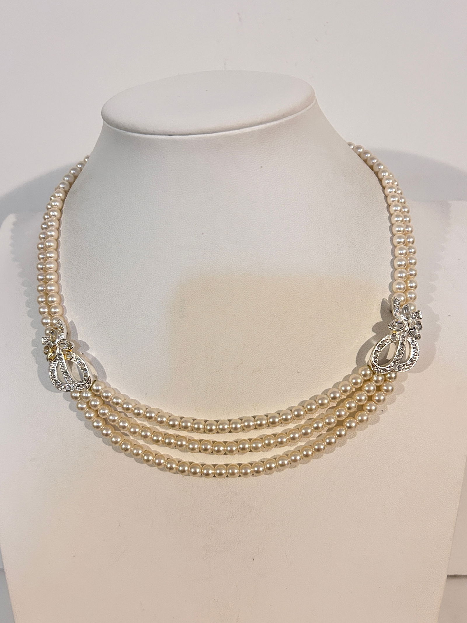 Vintage Napier faux pearl Rhinestone Necklace sz 16": Vintage Napier faux pearl Rhinestone Necklace sz 16" Please view all photos as they are part of the description and condition of this Item, Feel free to contact me with questions or picture requests!