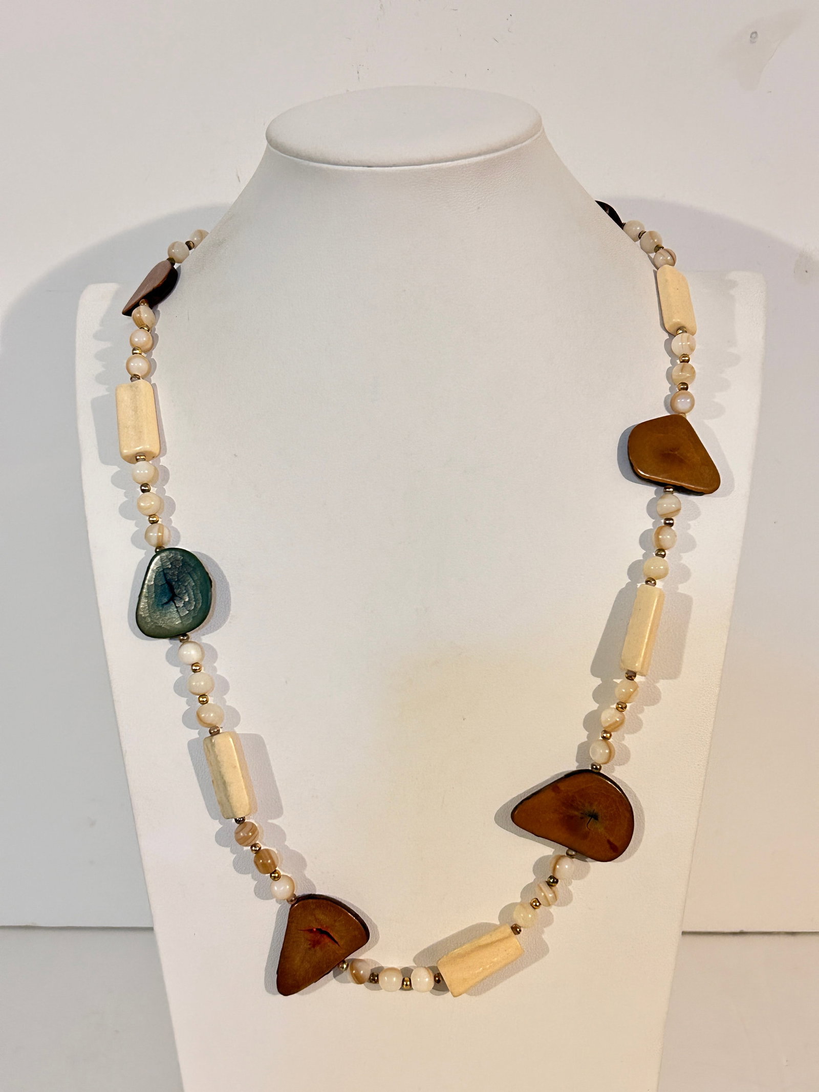 Vintage Bead Necklace sz 25": Vintage Bead Necklace sz 25" Please view all photos as they are part of the description and condition of this Item, Feel free to contact me with questions or picture requests! Used Item AS IS