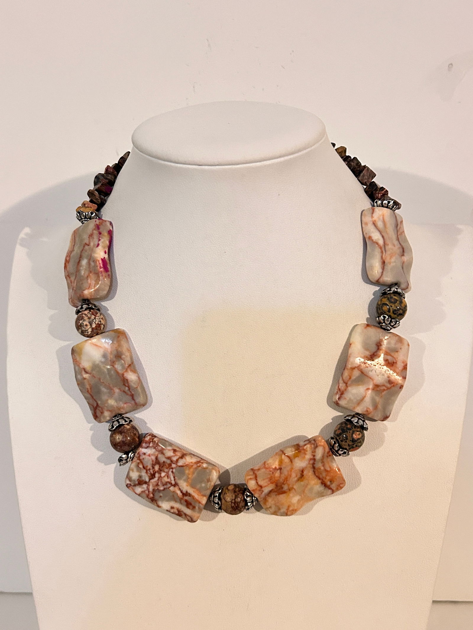 Vintage Tanzanite gem stone Necklace sz 17": Vintage Tanzanite gem stone Necklace sz 17" Please view all photos as they are part of the description and condition of this Item, Feel free to contact me with questions or picture requests! Used Item