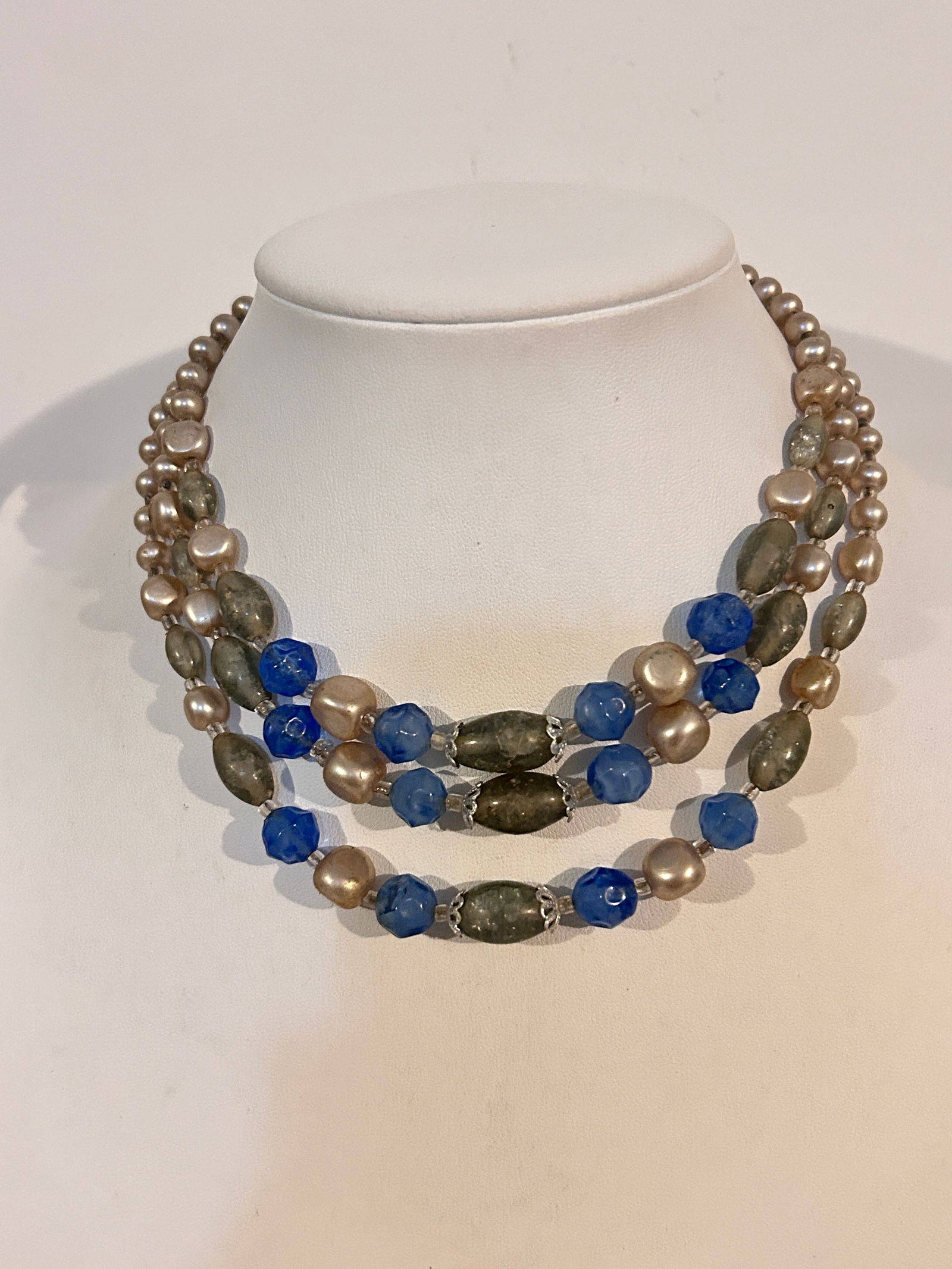 Vintage Japan pearl Glass bead Necklace sz 14": Vintage Japan pearl Glass bead Necklace sz 14" Please view all photos as they are part of the description and condition of this Item, Feel free to contact me with questions or picture requests! Used I