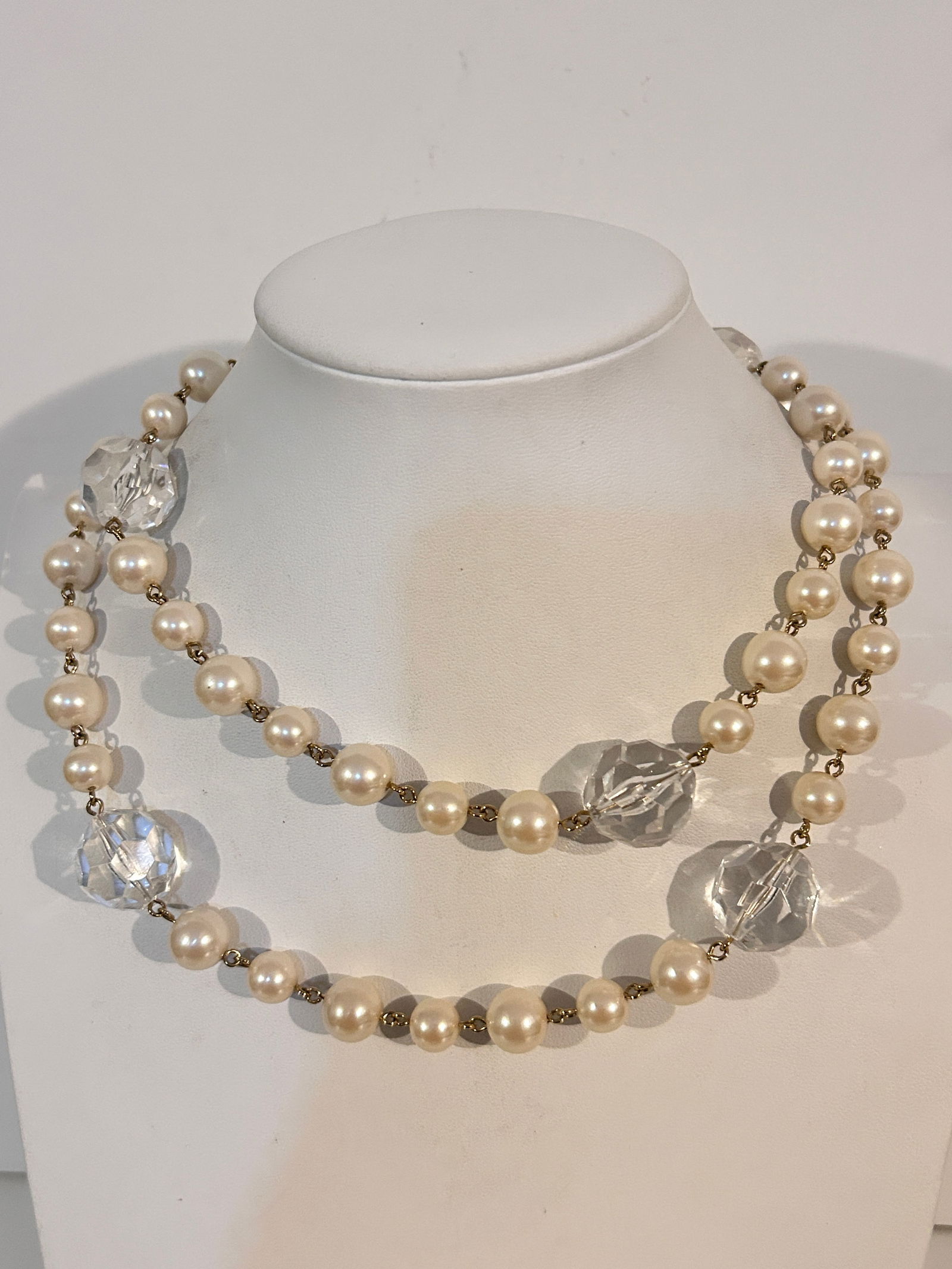 Vintage white bead Acrylic Necklace sz 36": Vintage white bead Acrylic Necklace sz 36" Please view all photos as they are part of the description and condition of this Item, Feel free to contact me with questions or picture requests! Used Item