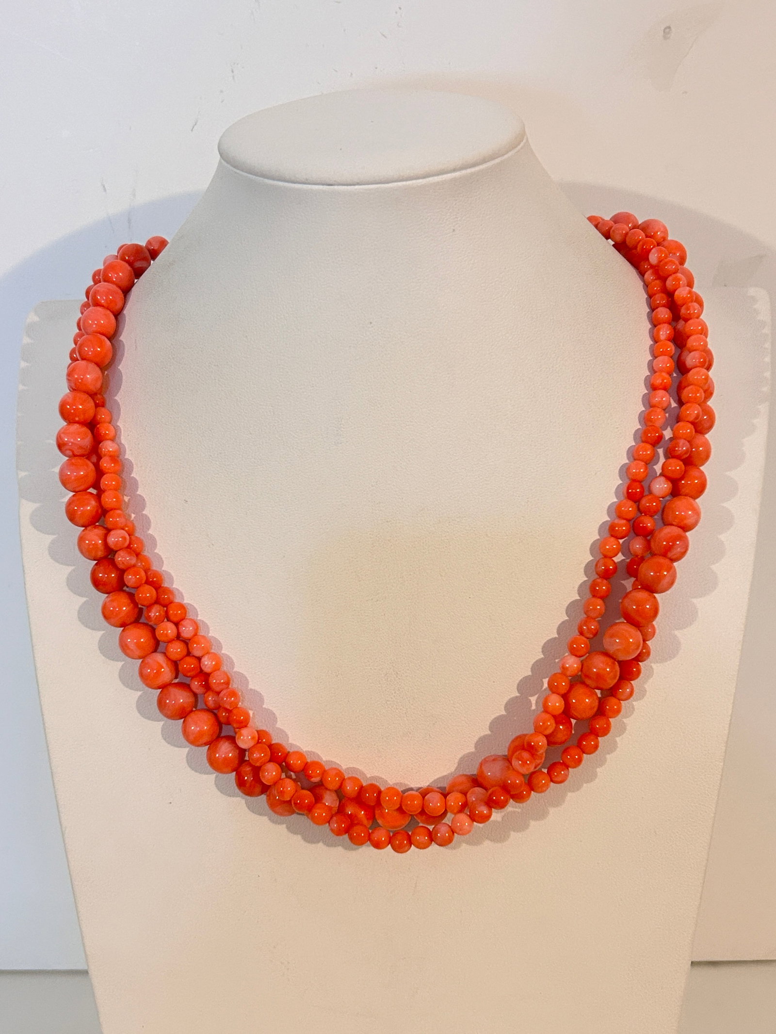 Vintage Orange Acrylic bead Necklace sz 21": Vintage Orange Acrylic bead Necklace sz 21" Please view all photos as they are part of the description and condition of this Item, Feel free to contact me with questions or picture requests! Used Item