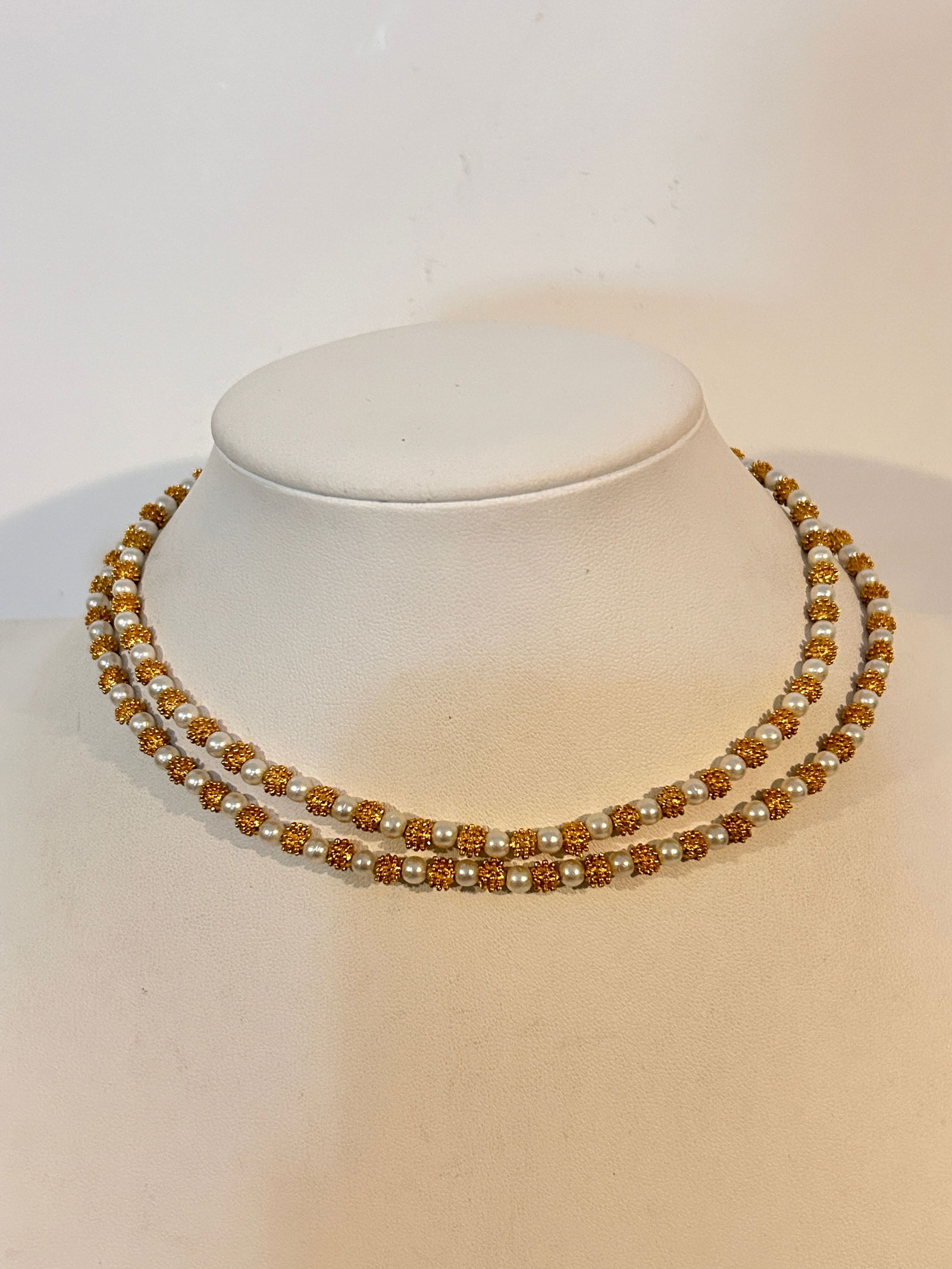 Vintage pearl gold tone bead Necklace sz 28": Vintage pearl gold tone bead Necklace sz 28" Please view all photos as they are part of the description and condition of this Item, Feel free to contact me with questions or picture requests! Used Ite