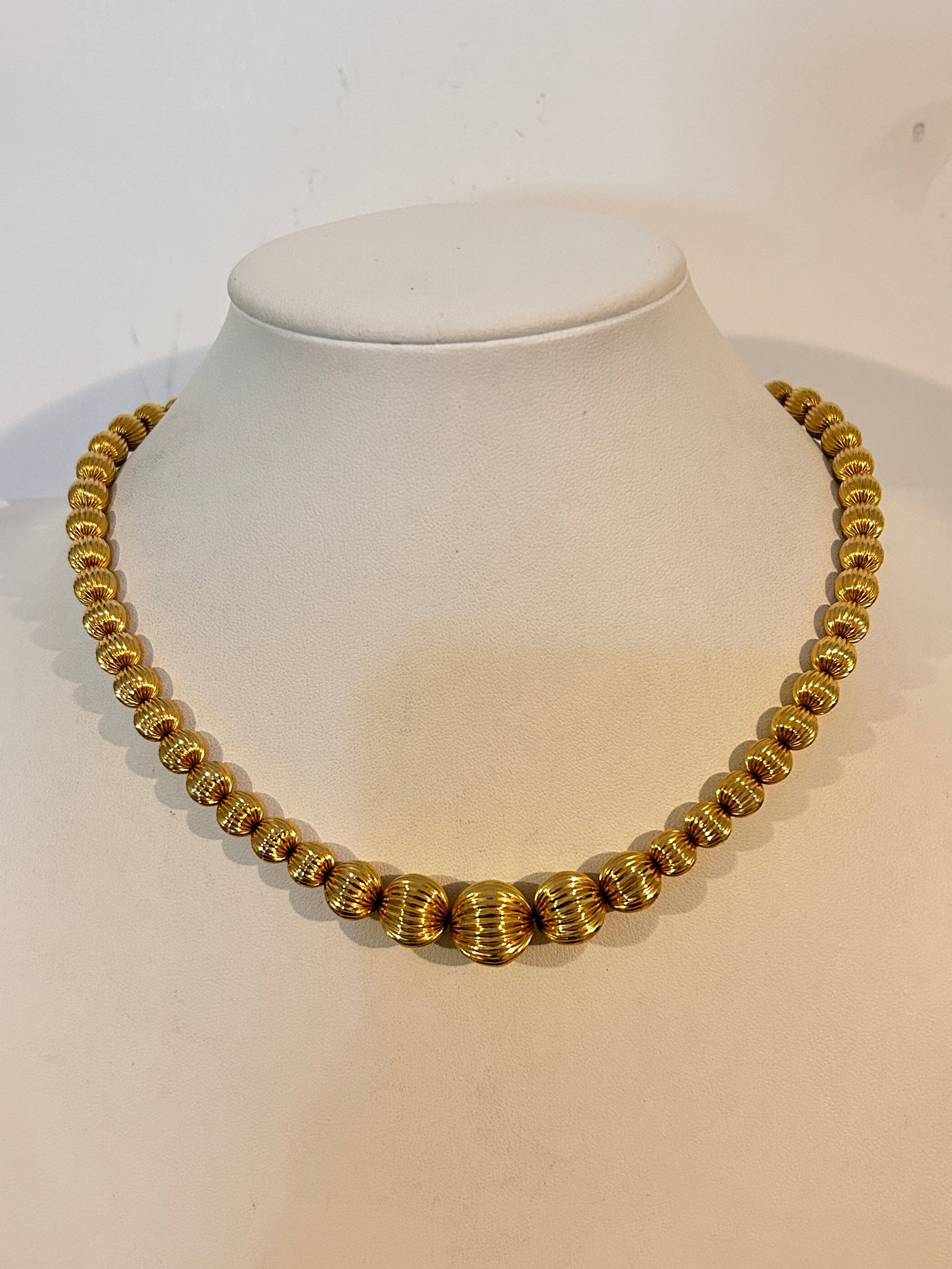 Vintage Gold tone Graduating bead Necklace sz 16": Vintage Gold tone Graduating bead Necklace sz 16" Please view all photos as they are part of the description and condition of this Item, Feel free to contact me with questions or picture requests! Use
