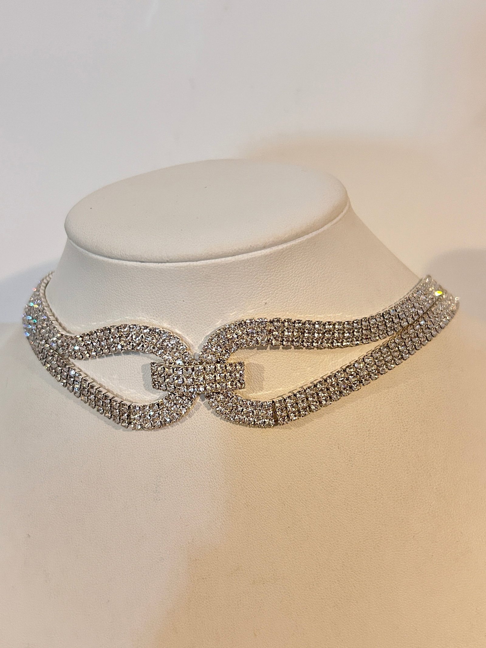 Vintage Elegant Rhinestone Necklace sz 16": Vintage Elegant Rhinestone Necklace sz 16" Please view all photos as they are part of the description and condition of this Item, Feel free to contact me with questions or picture requests! Used Item 