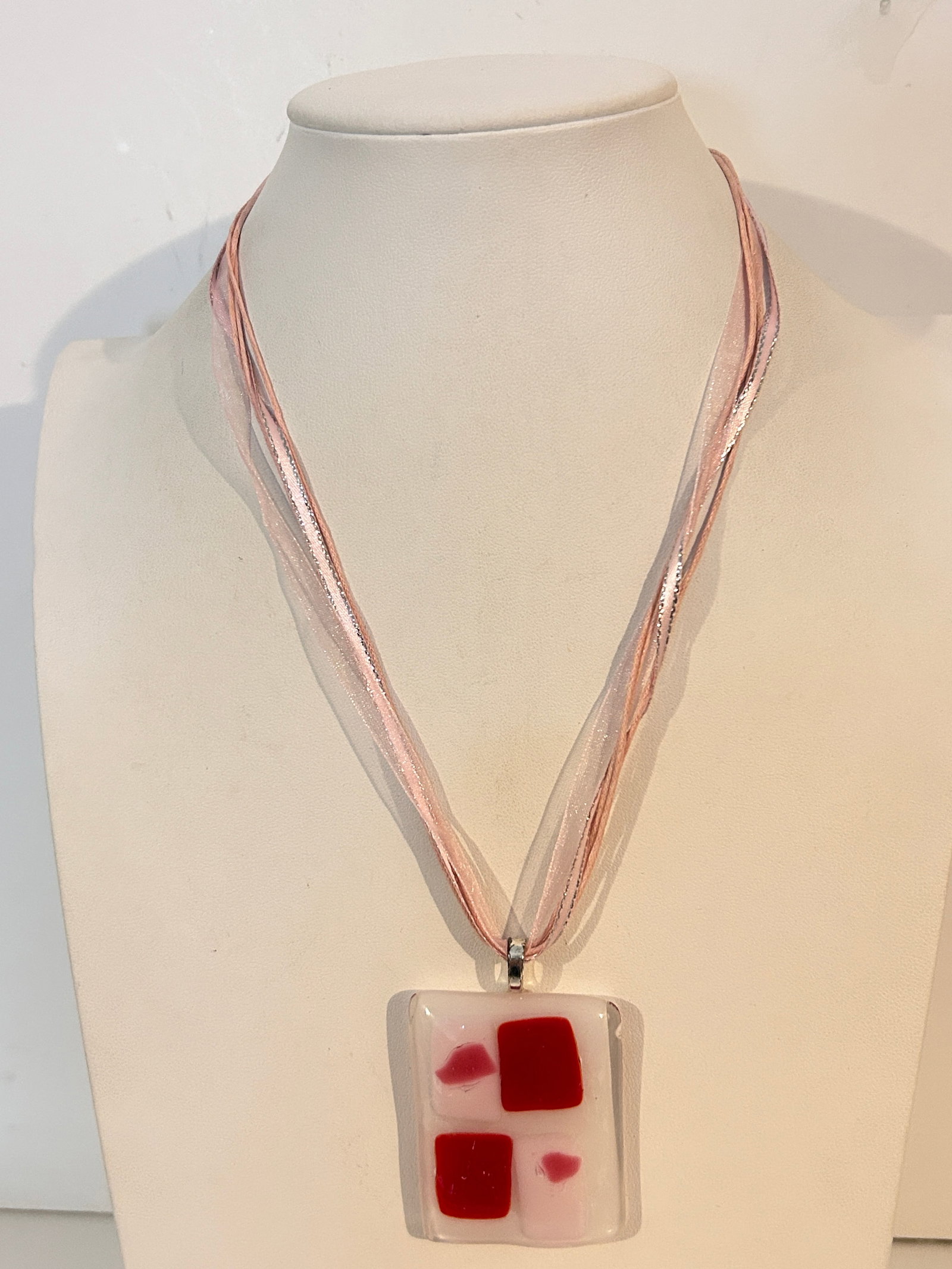 Vintage Murano Glass pink pendant Necklace sz 20": Vintage Murano Glass pink pendant Necklace sz 20" Please view all photos as they are part of the description and condition of this Item, Feel free to contact me with questions or picture requests! Use
