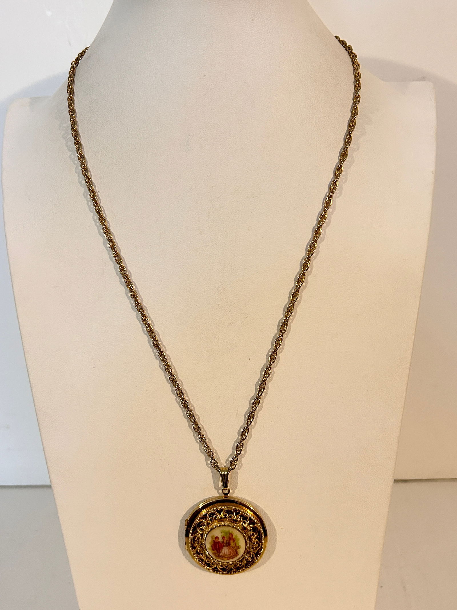 Vintage gold tone locket Necklace sz 24": Vintage gold tone locket Necklace sz 24" Please view all photos as they are part of the description and condition of this Item, Feel free to contact me with questions or picture requests! Used Item AS