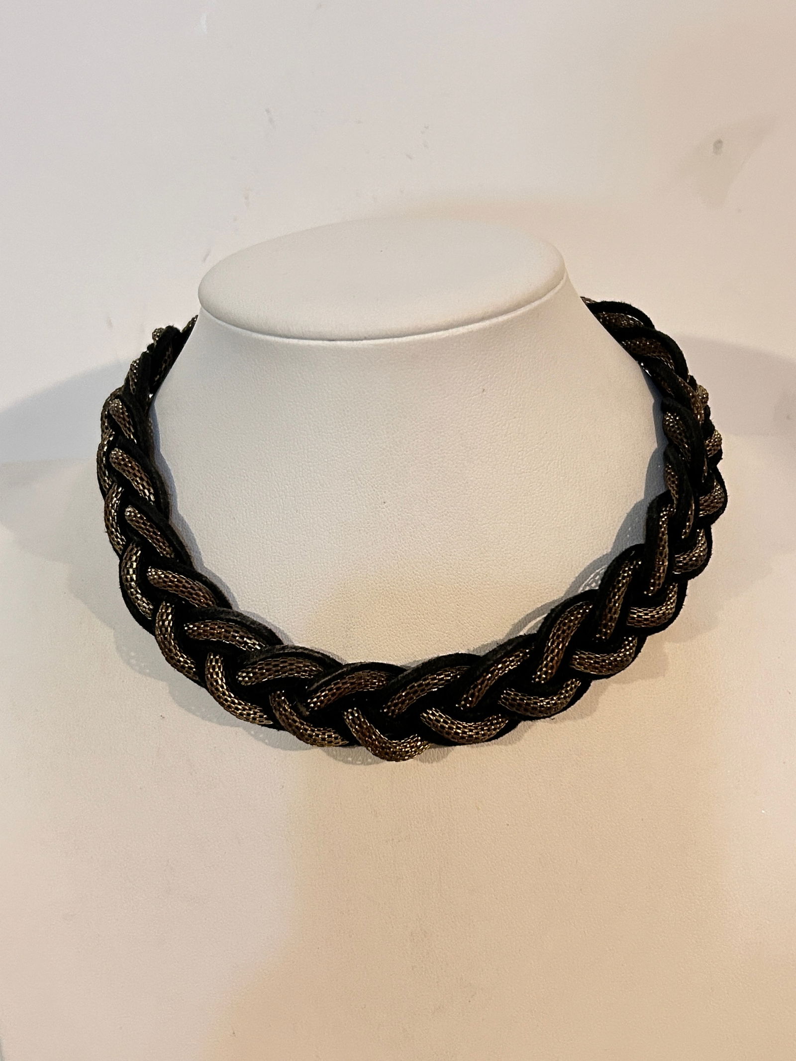 Vintage Copper Mesh Necklace sz 16": Vintage Copper Mesh Necklace sz 16" Please view all photos as they are part of the description and condition of this Item, Feel free to contact me with questions or picture requests! Used Item AS IS