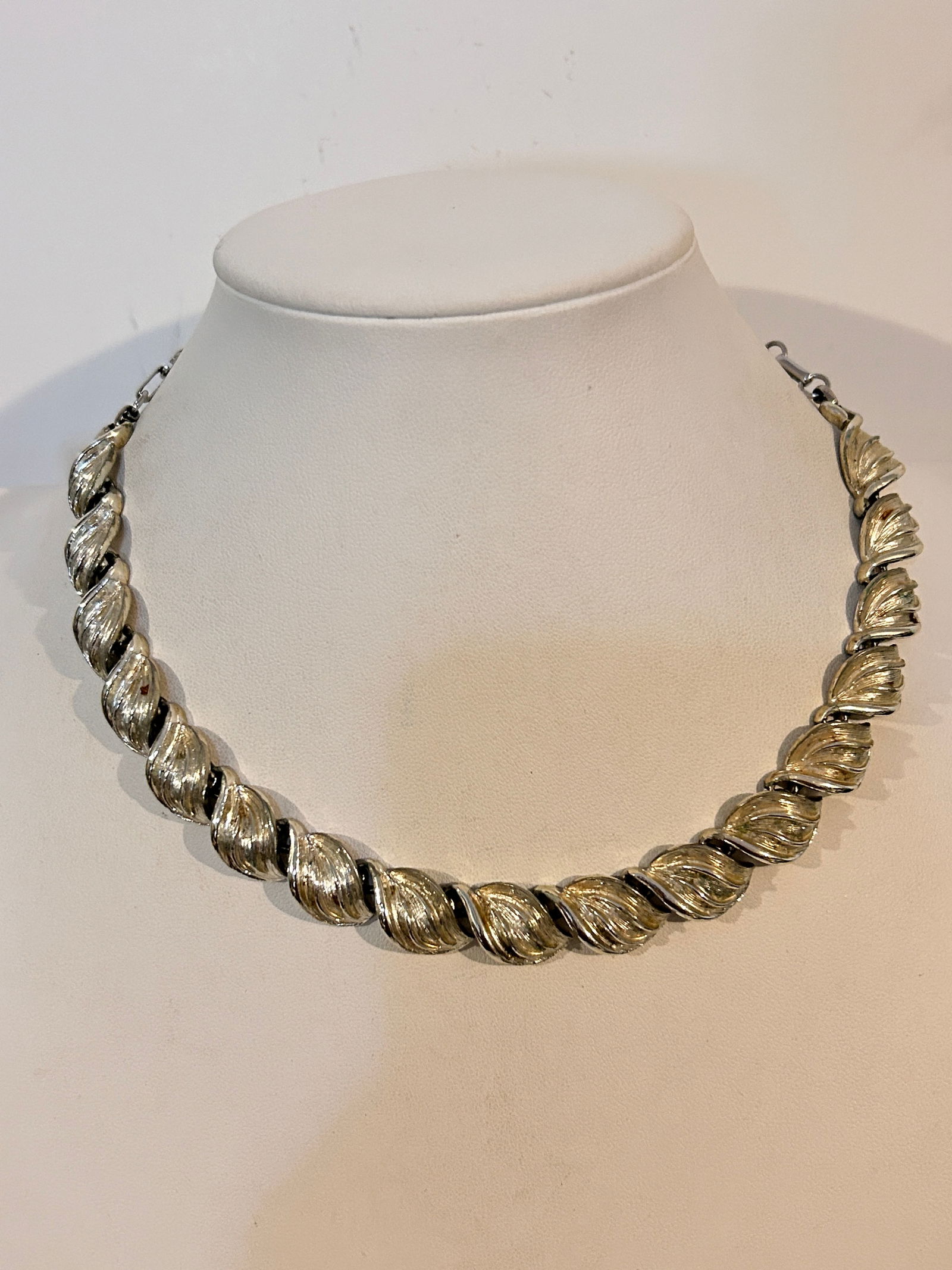 Vintage Coro Silver Tone Necklace sz 14": Vintage Coro Silver Tone Necklace sz 14" Please view all photos as they are part of the description and condition of this Item, Feel free to contact me with questions or picture requests! Used Item AS